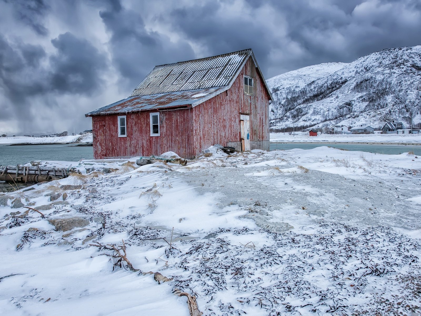 Обои горы, снег, берег, дом, mountains, snow, shore, house разрешение 2000x1274 Загрузить