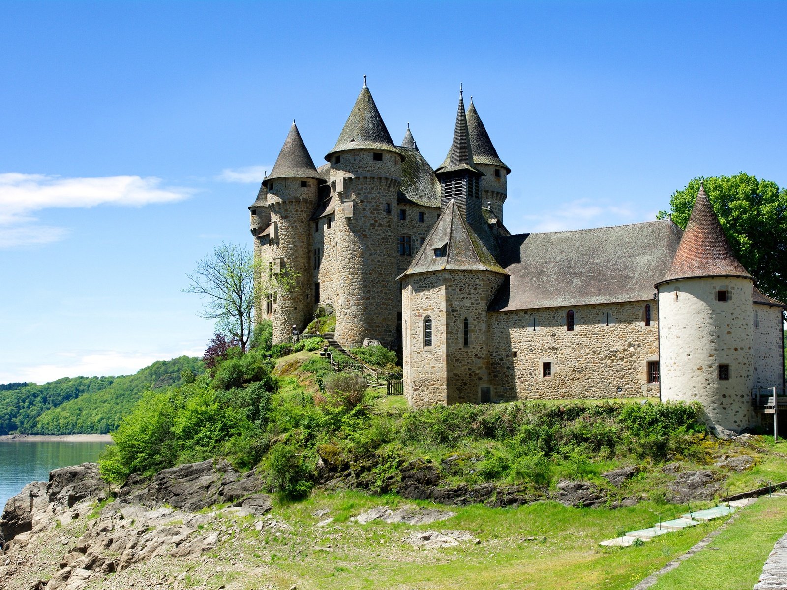 Обои небо, озеро, солнце, зелень, лес, замок, франция, chateau de val, lanobre, the sky, lake, the sun, greens, forest, castle, france разрешение 3404x2000 Загрузить