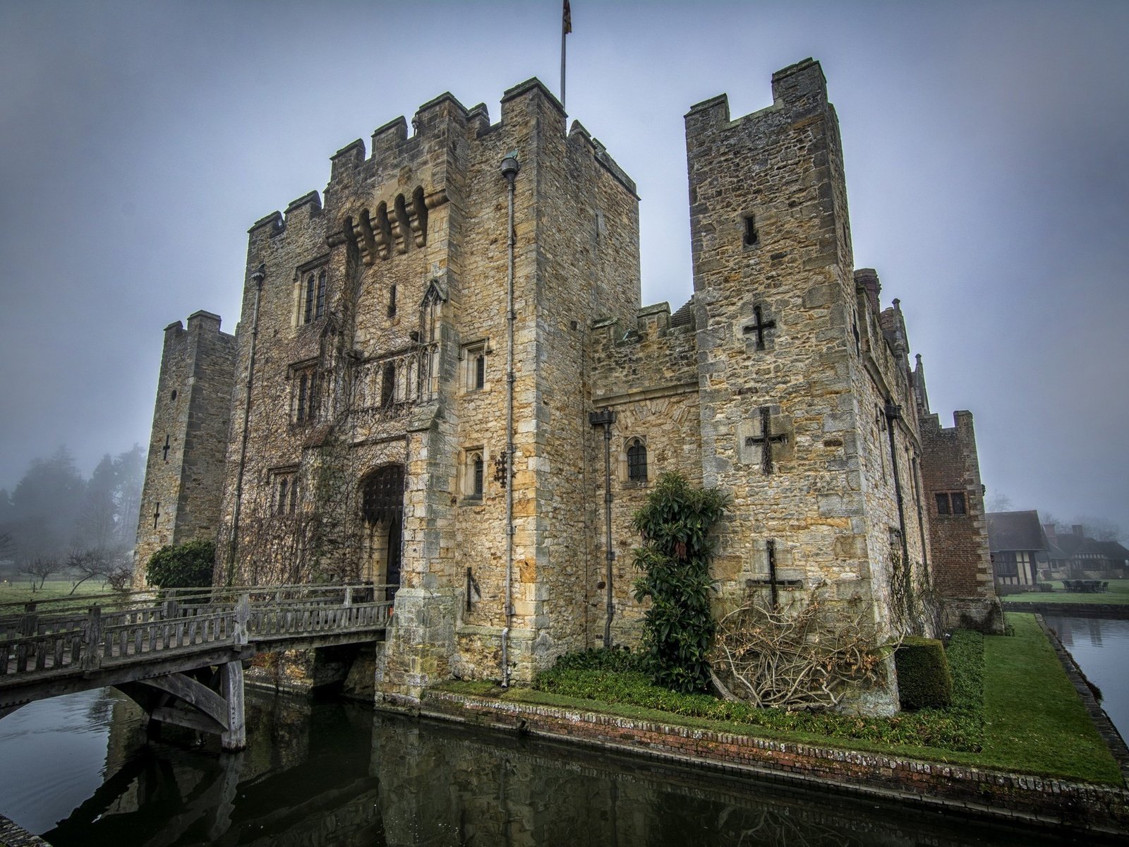 Обои замок, город, англия, кент, hever castle, фортпост, castle, the city, england, kent, fortpost разрешение 2048x1342 Загрузить