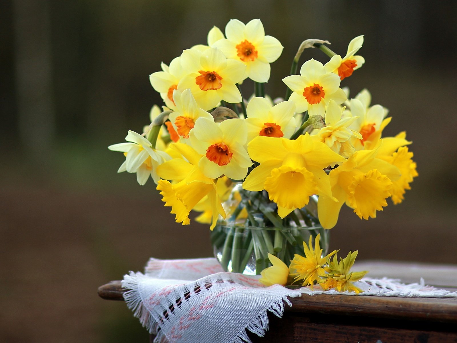 Обои цветы, стол, весна, ваза, салфетка, нарциссы, flowers, table, spring, vase, napkin, daffodils разрешение 2880x1920 Загрузить
