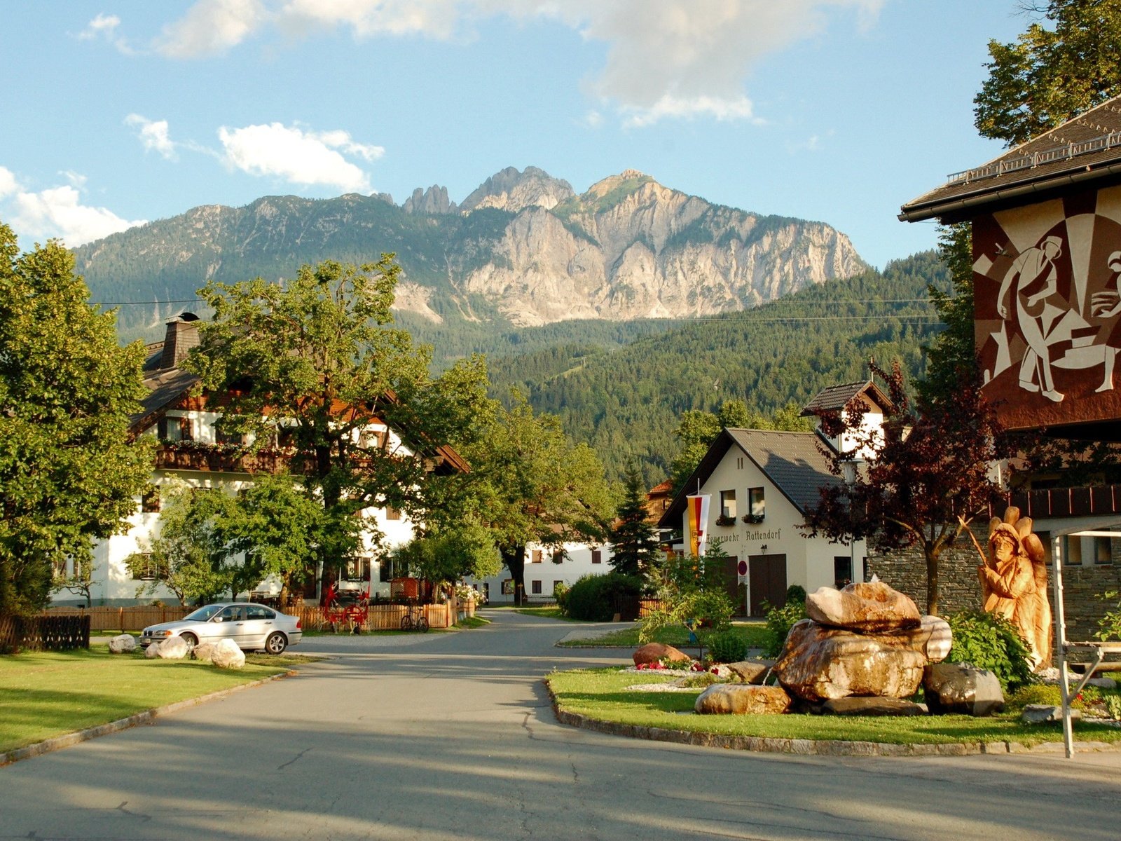 Обои дорога, деревья, город, австрия, дома, городок, road, trees, the city, austria, home, town разрешение 2106x1400 Загрузить