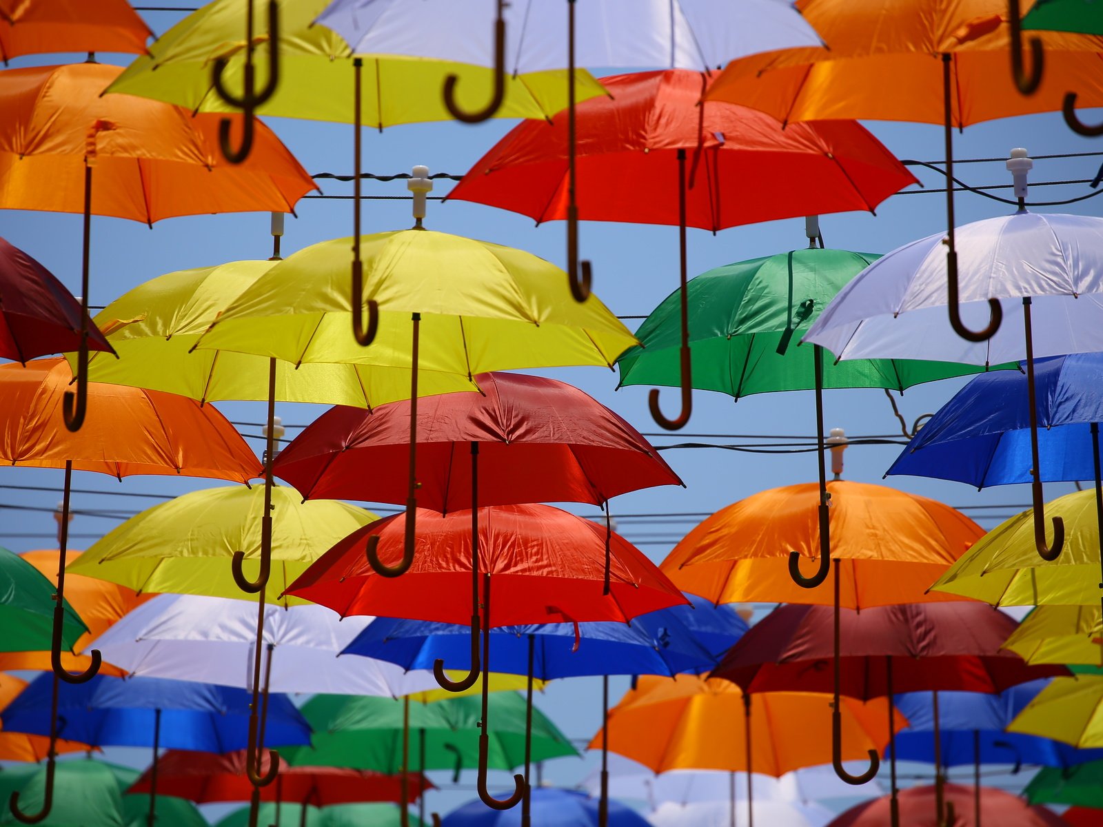 Обои разноцветные, яркие, зонты, зонтики, colorful, bright, umbrellas разрешение 3840x2560 Загрузить
