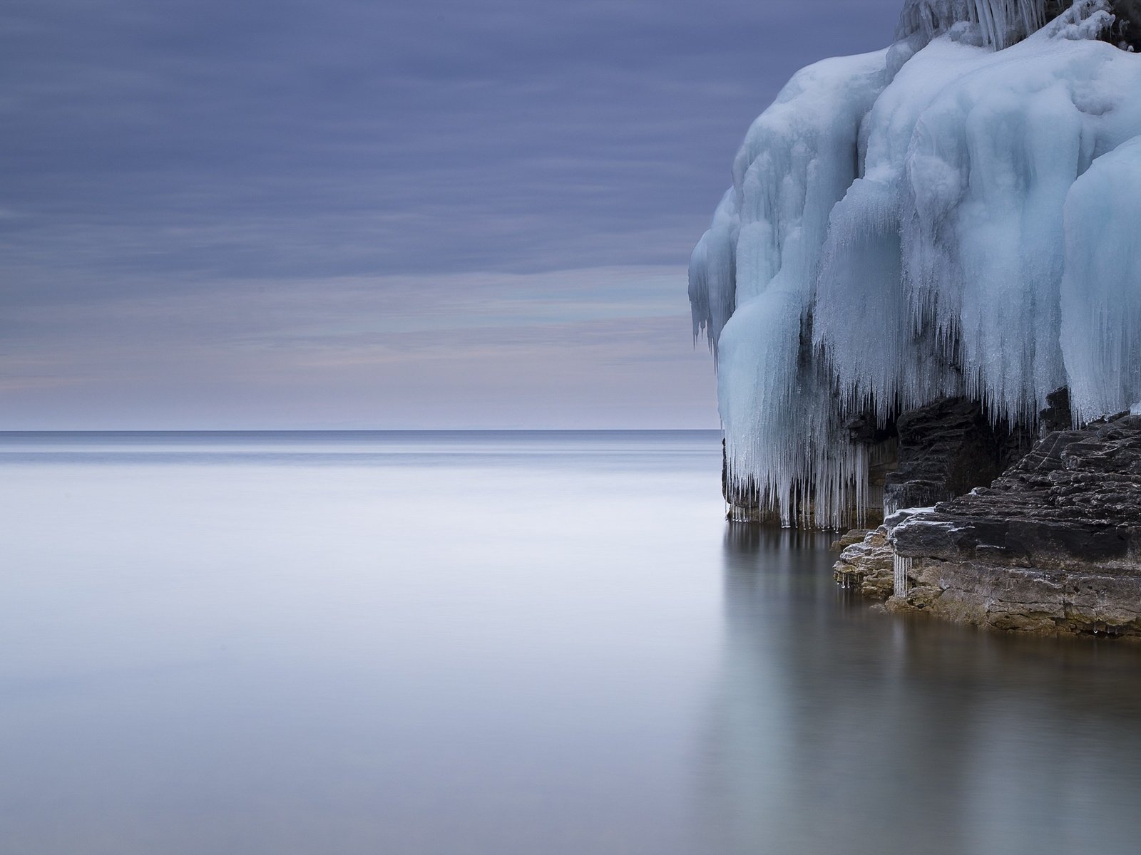 Обои небо, море, скала, горизонт, лёд, сосульки, ледник, глыба, the sky, sea, rock, horizon, ice, icicles, glacier, lump разрешение 2300x1533 Загрузить