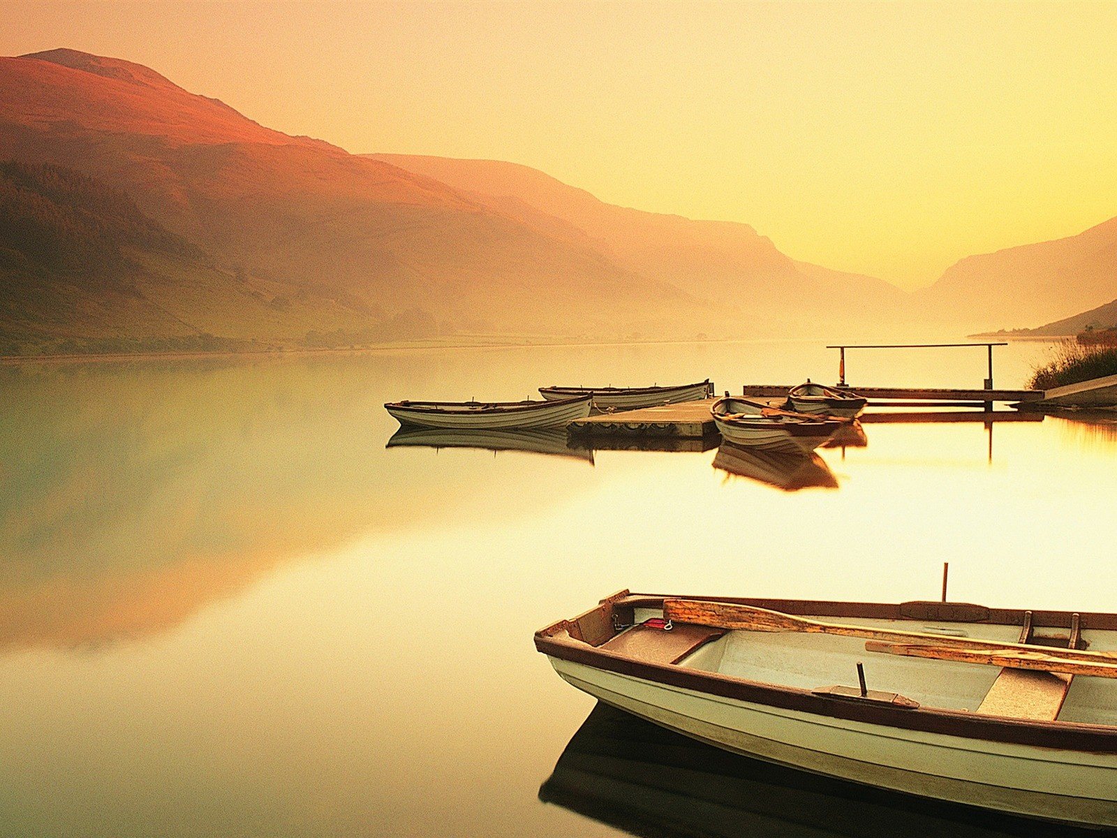 Обои вечер, горы, закат, отражение, лодки, горное озеро, the evening, mountains, sunset, reflection, boats, mountain lake разрешение 1920x1200 Загрузить