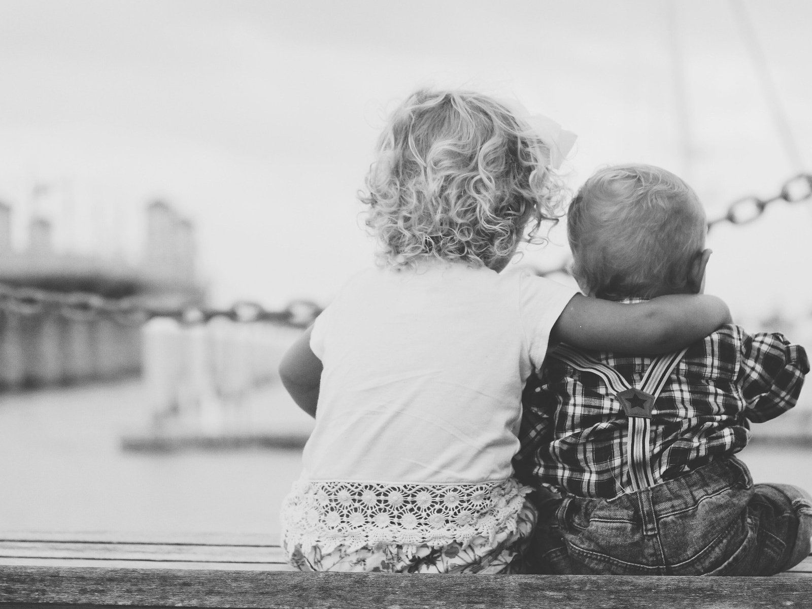 Обои настроение, чёрно-белое, дети, ребенок, спиной, обнимашки, mood, black and white, children, child, back, hugs разрешение 1920x1280 Загрузить