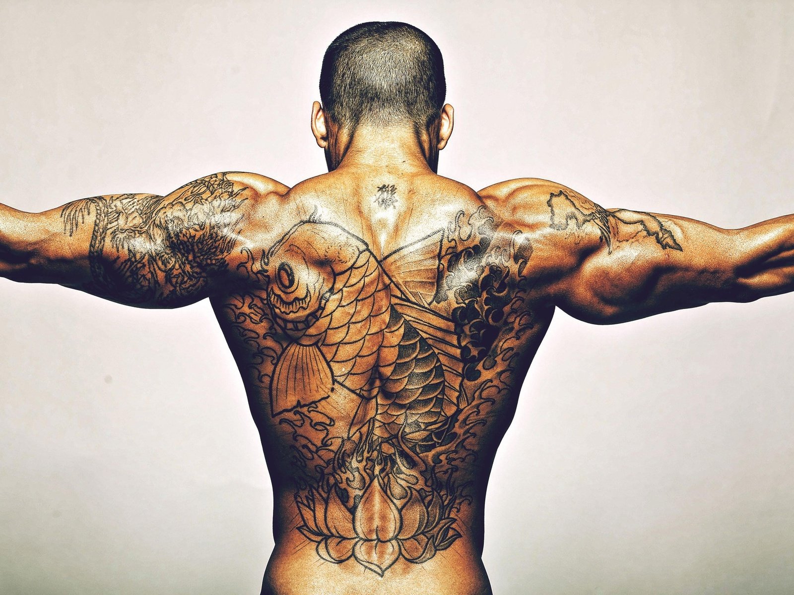 Обои парень, спина, руки, мужчина, татуировка, мышцы, guy, back, hands, male, tattoo, muscle разрешение 3840x2160 Загрузить