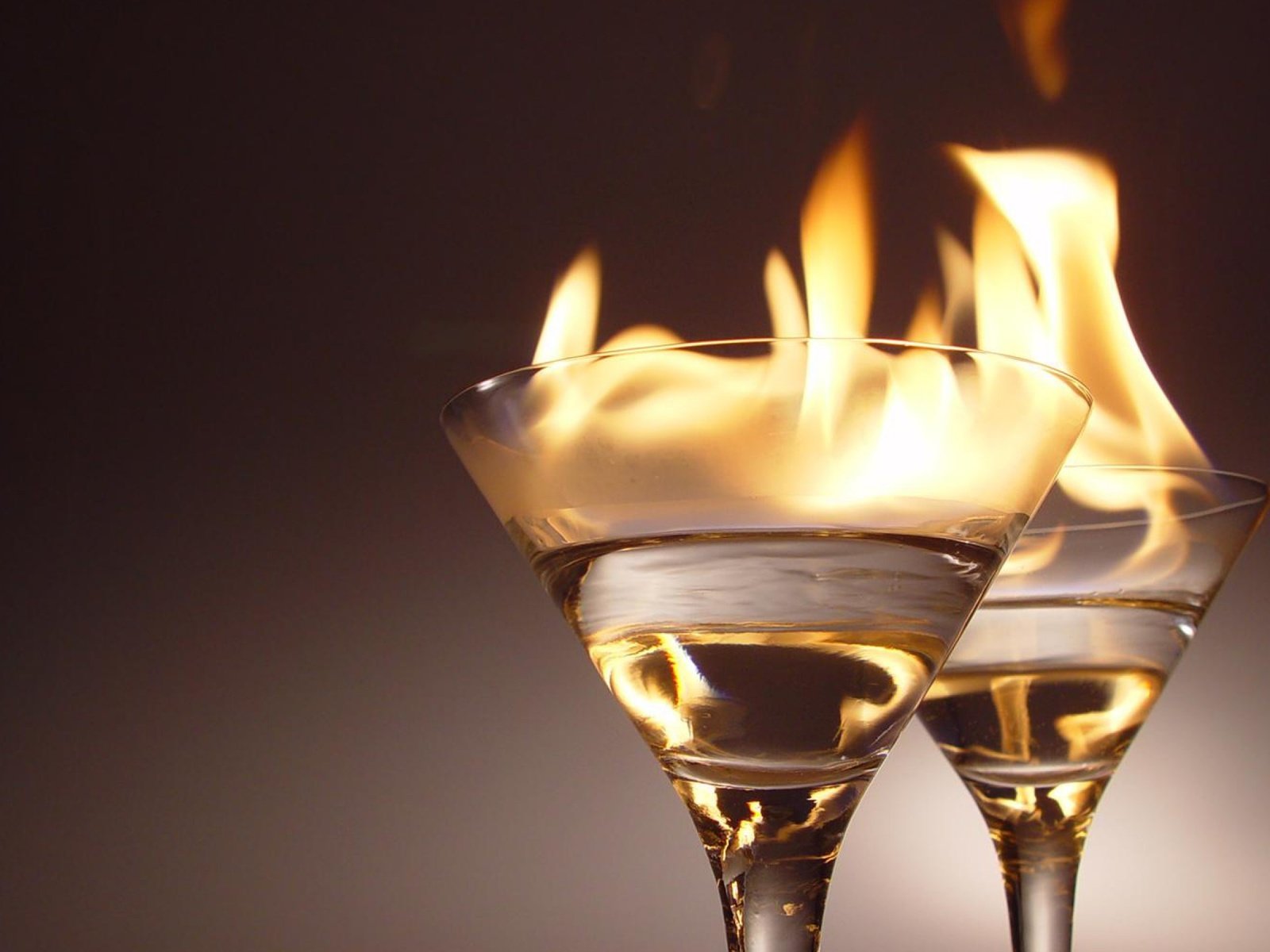 Обои пламя, напиток, огонь, бокал, алкоголь, коктель, flame, drink, fire, glass, alcohol, cocktail разрешение 2560x1600 Загрузить