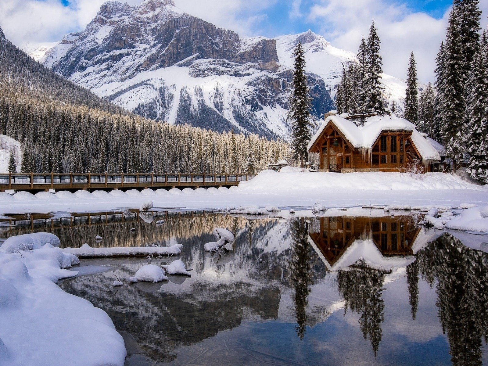 Обои озеро, горы, природа, лес, зима, отражение, мост, домик, lake, mountains, nature, forest, winter, reflection, bridge, house разрешение 1920x1200 Загрузить