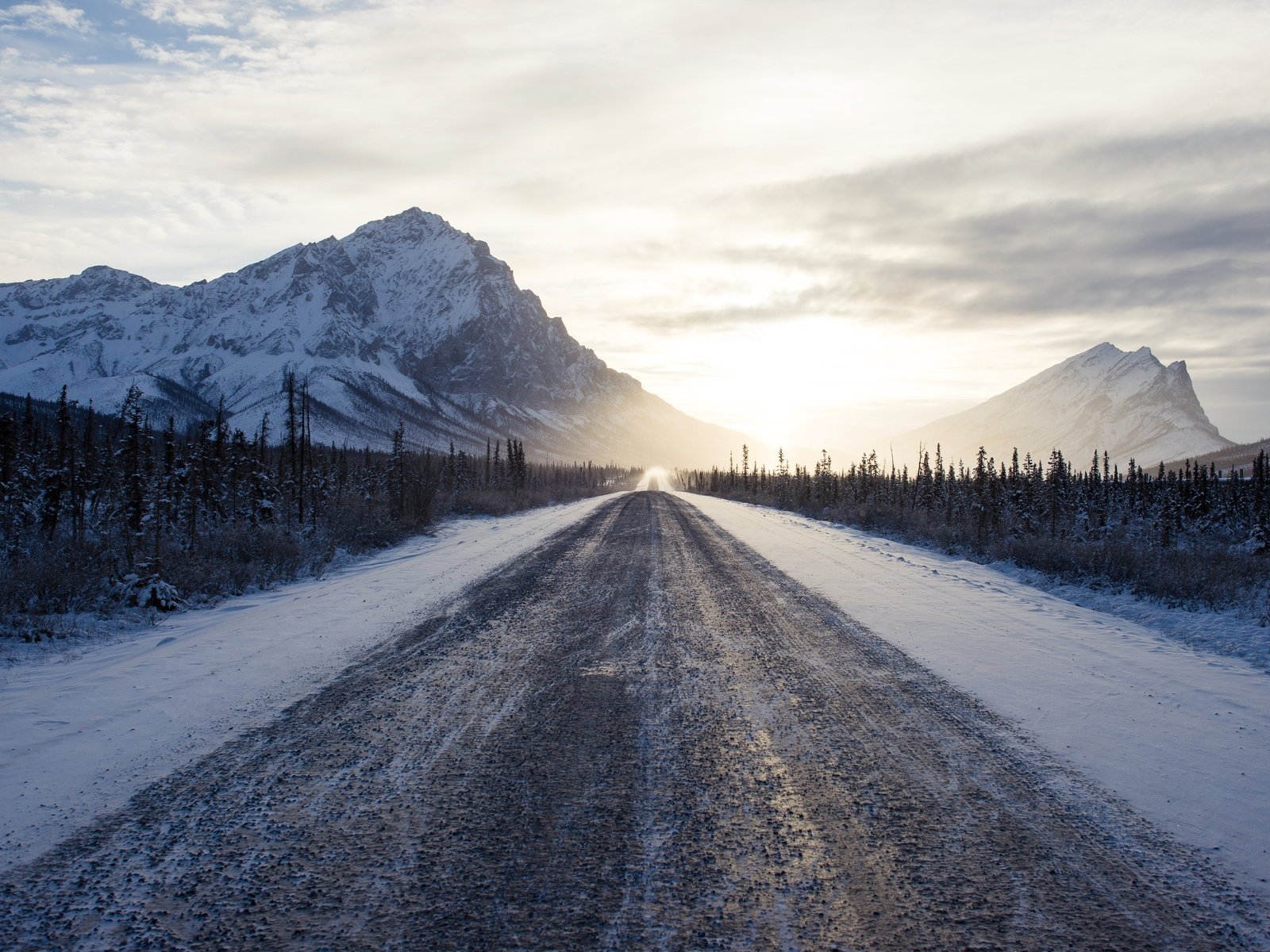 Обои дорога, горы, снег, природа, зима, асфальт, road, mountains, snow, nature, winter, asphalt разрешение 6016x4016 Загрузить