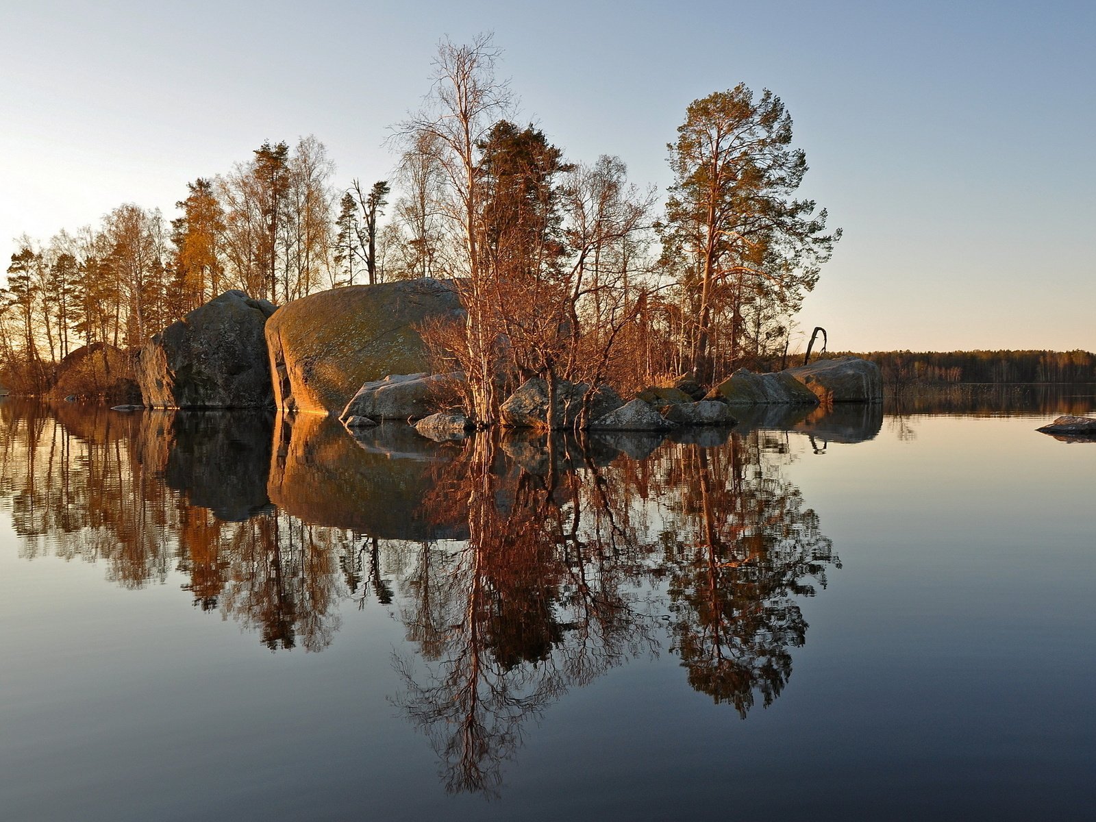 Обои деревья, озеро, камни, отражение, осень, остров, trees, lake, stones, reflection, autumn, island разрешение 2560x1600 Загрузить