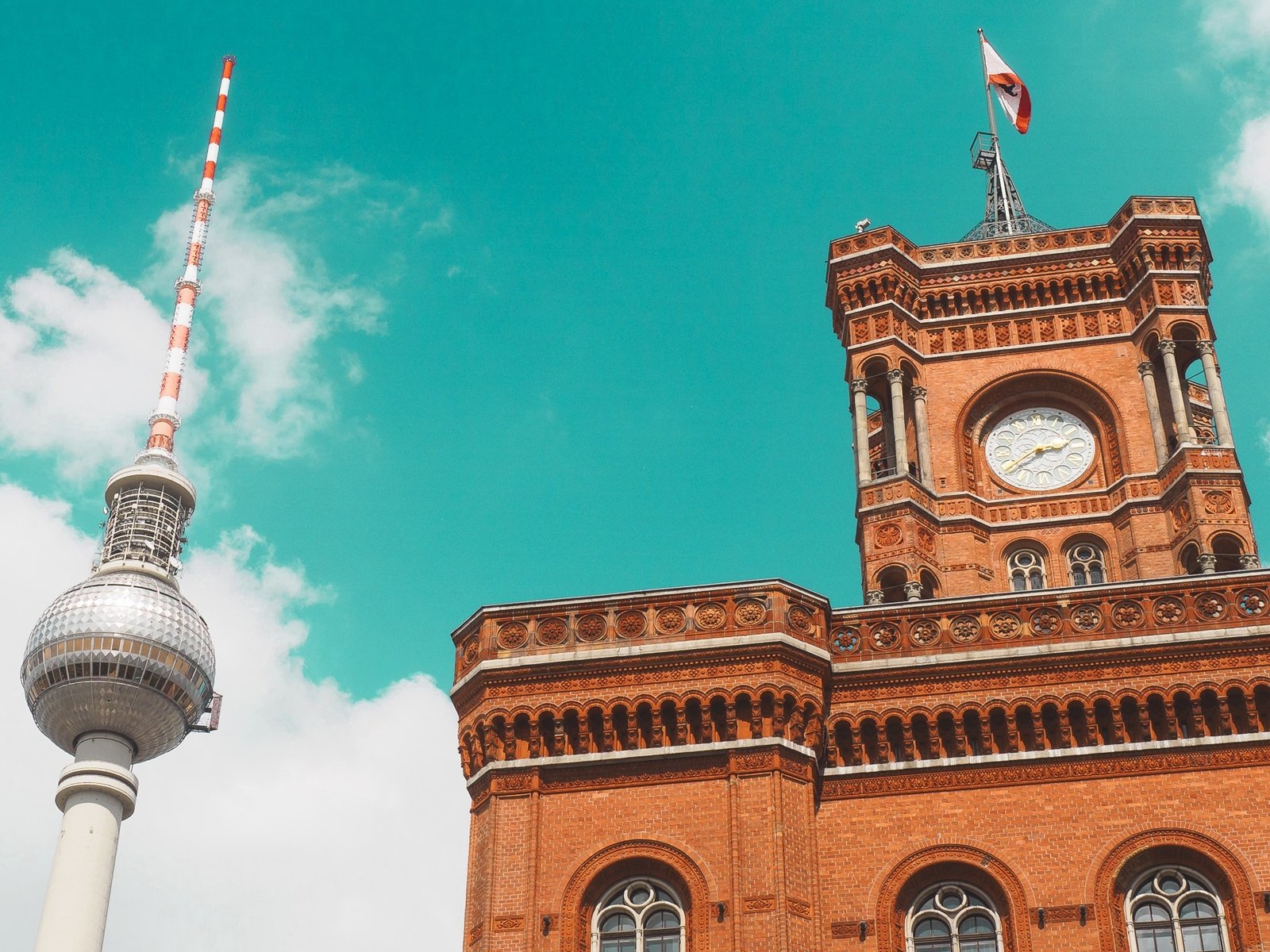 Обои небо, облака, башня, германия, берлин, ратуша, the sky, clouds, tower, germany, berlin, town hall разрешение 2048x1352 Загрузить