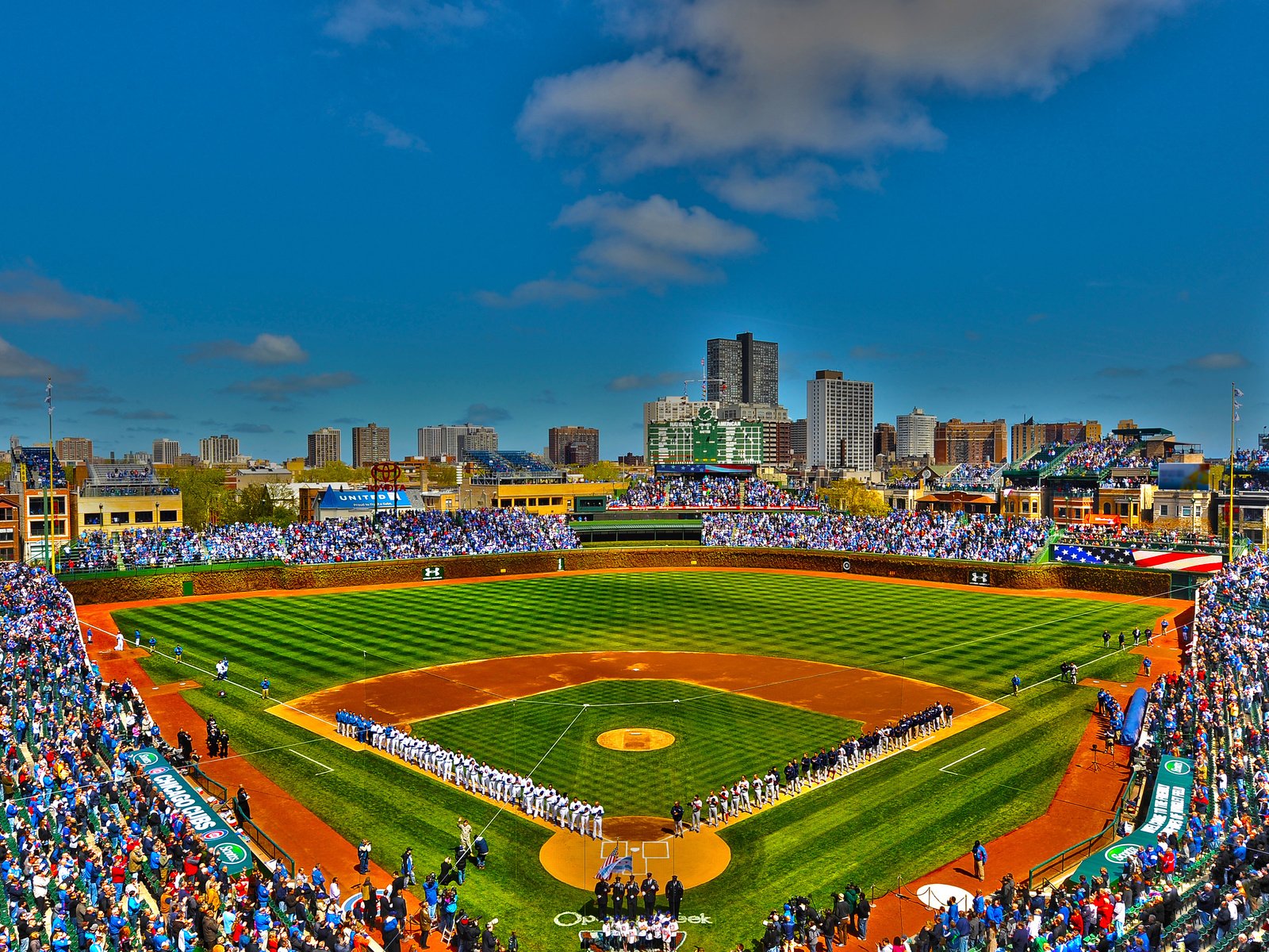 Обои небо, люди, город, сша, стадион, чикаго, ригли-филд, the sky, people, the city, usa, stadium, chicago, wrigley field разрешение 3840x2400 Загрузить