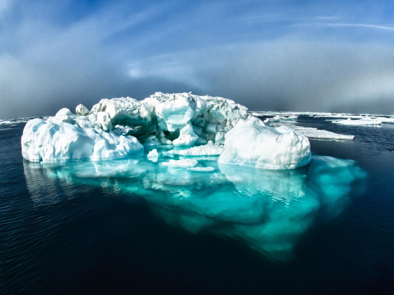 Обои небо, облака, вода, природа, зима, море, лёд, айсберг, the sky, clouds, water, nature, winter, sea, ice, iceberg разрешение 2048x1326 Загрузить