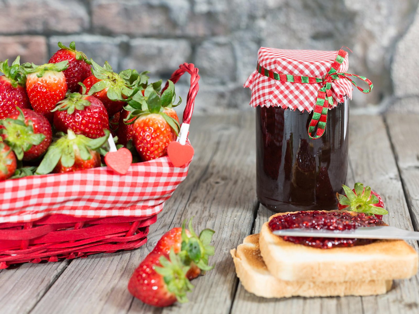 Обои клубника, джем, хлеб, ягоды, банка, корзинка, варенье, strawberry, jam, bread, berries, bank, basket разрешение 1920x1200 Загрузить