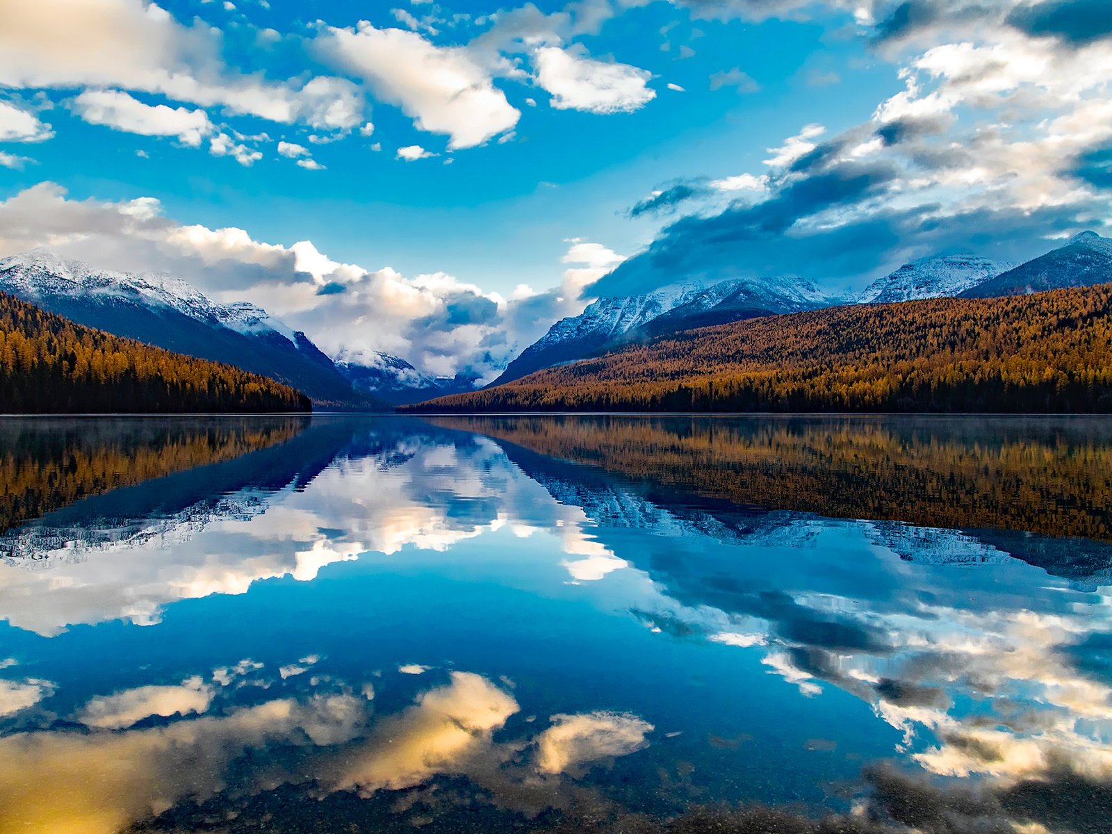 Обои небо, облака, озеро, горы, лес, отражение, пейзаж, the sky, clouds, lake, mountains, forest, reflection, landscape разрешение 1920x1200 Загрузить