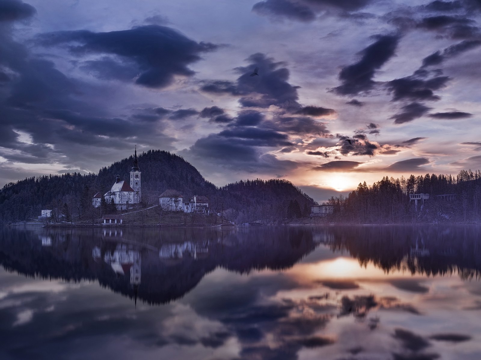 Обои озеро, природа, отражение, утро, дома, словения, бледское озеро, lake, nature, reflection, morning, home, slovenia, lake bled разрешение 1920x1280 Загрузить