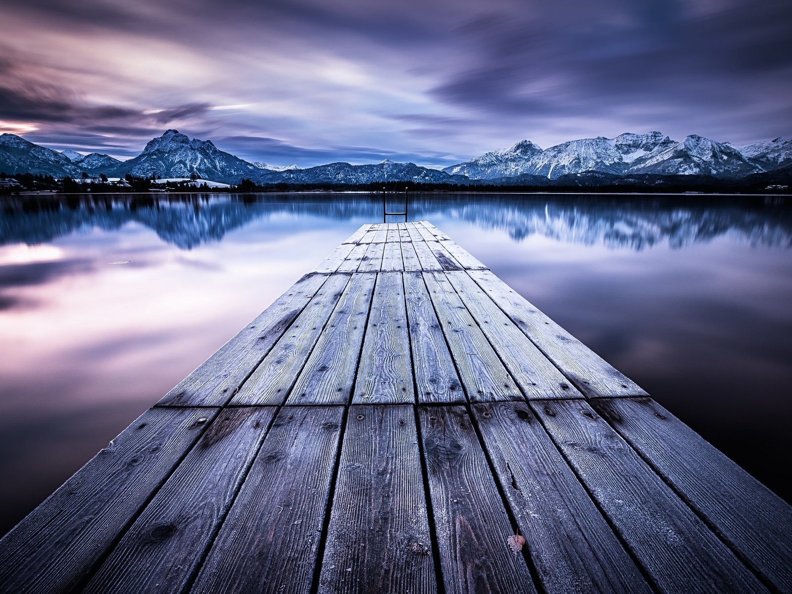 Обои небо, озеро, горы, снег, зима, отражение, пирс, the sky, lake, mountains, snow, winter, reflection, pierce разрешение 2560x1707 Загрузить