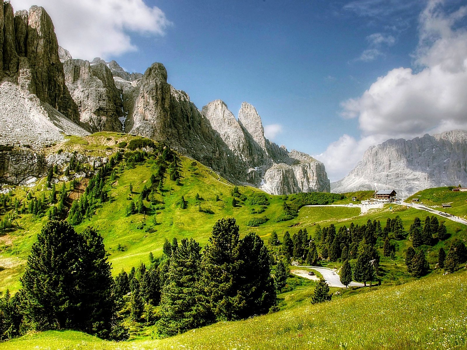 Обои небо, val gardena, облака, деревья, горы, природа, пейзаж, на природе, доломитовые альпы, dolomites, the sky, clouds, trees, mountains, nature, landscape, the dolomites разрешение 3008x2000 Загрузить