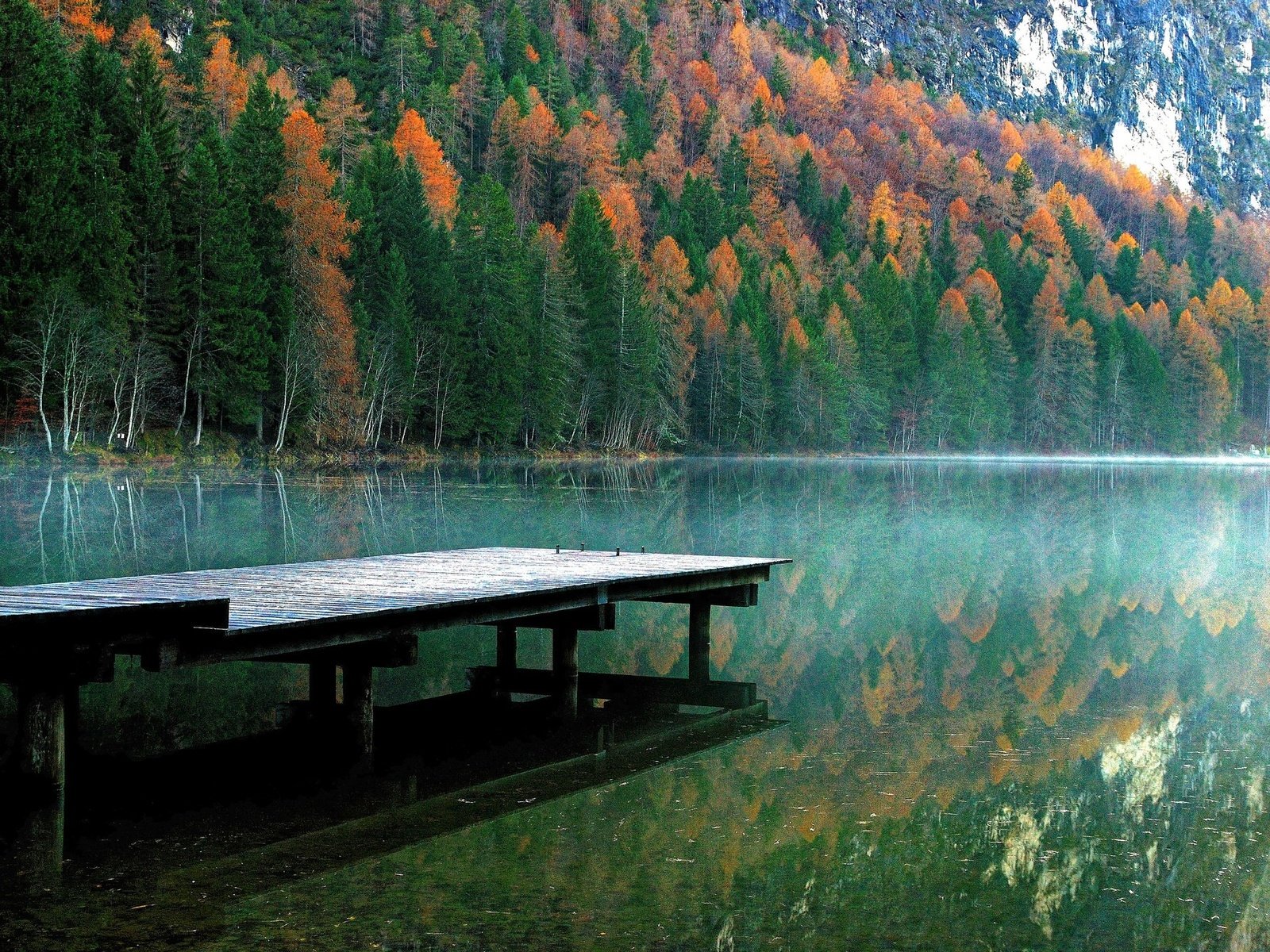 Обои деревья, озеро, река, природа, отражение, утро, осень, пирс, trees, lake, river, nature, reflection, morning, autumn, pierce разрешение 2048x1371 Загрузить