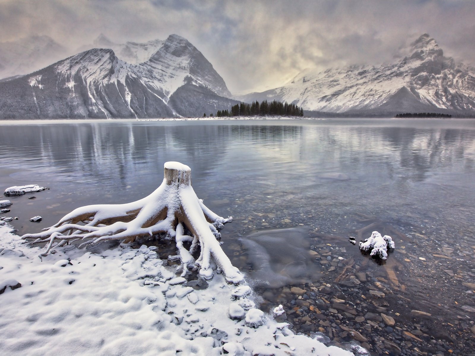 Обои озеро, горы, снег, канада, альберта, кананаскис, lake, mountains, snow, canada, albert, kananaskis разрешение 2048x1365 Загрузить