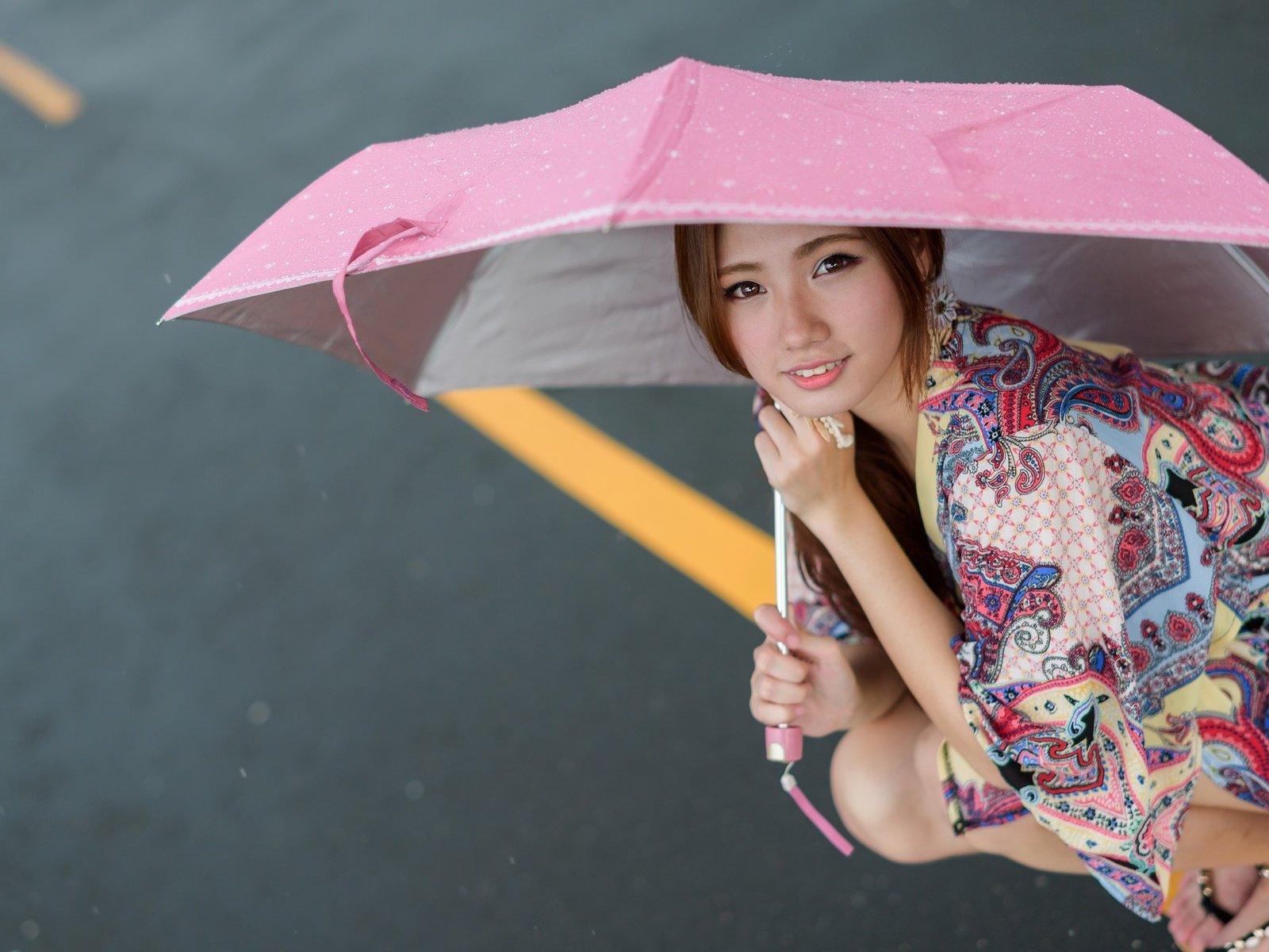 Обои девушка, улыбка, взгляд, волосы, лицо, зонтик, азиатка, girl, smile, look, hair, face, umbrella, asian разрешение 2048x1365 Загрузить