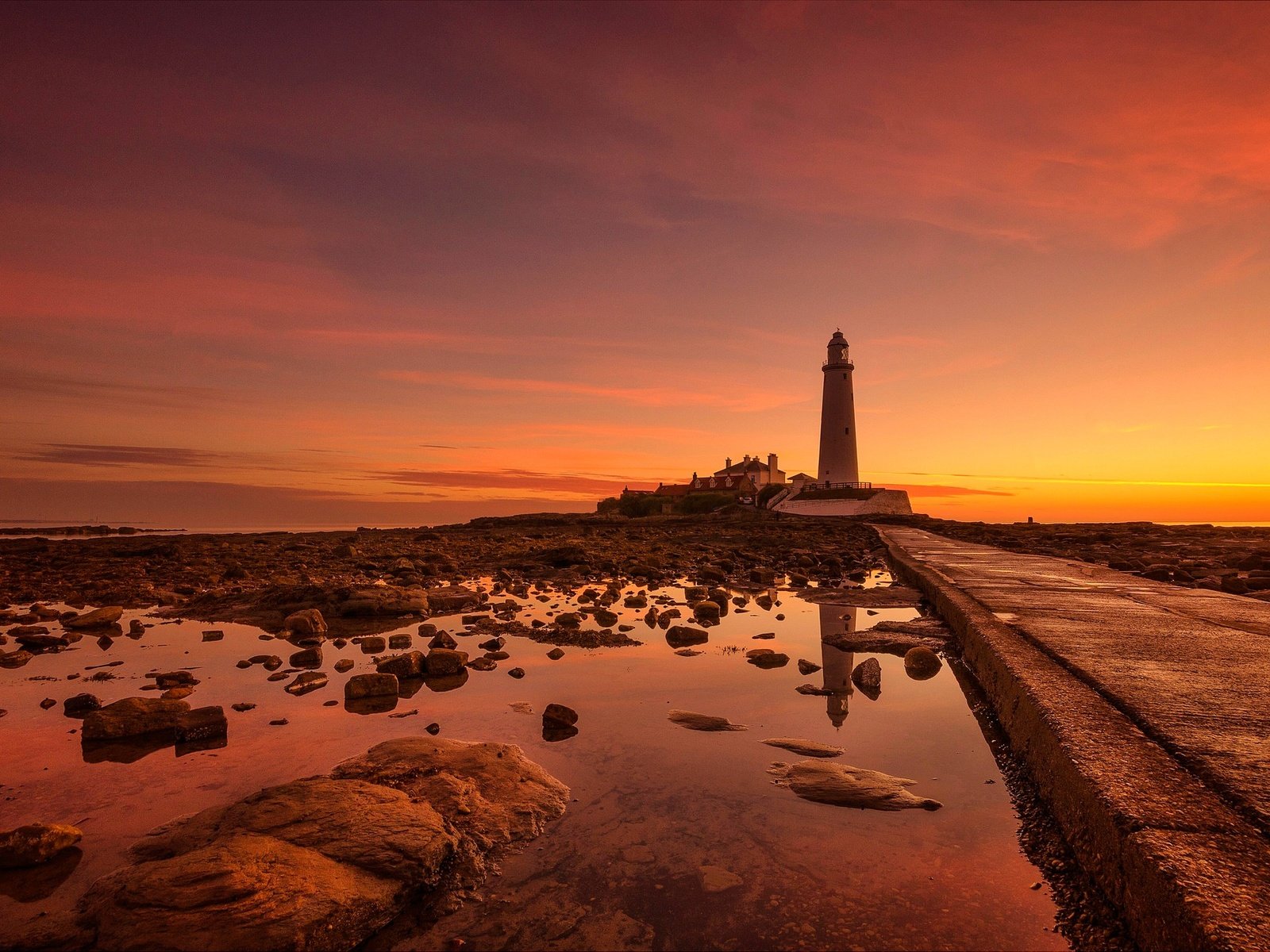 Обои камни, море, маяк, побережье, англия, зарево, маяк святой марии, stones, sea, lighthouse, coast, england, glow, the st. mary's lighthouse разрешение 2048x1300 Загрузить