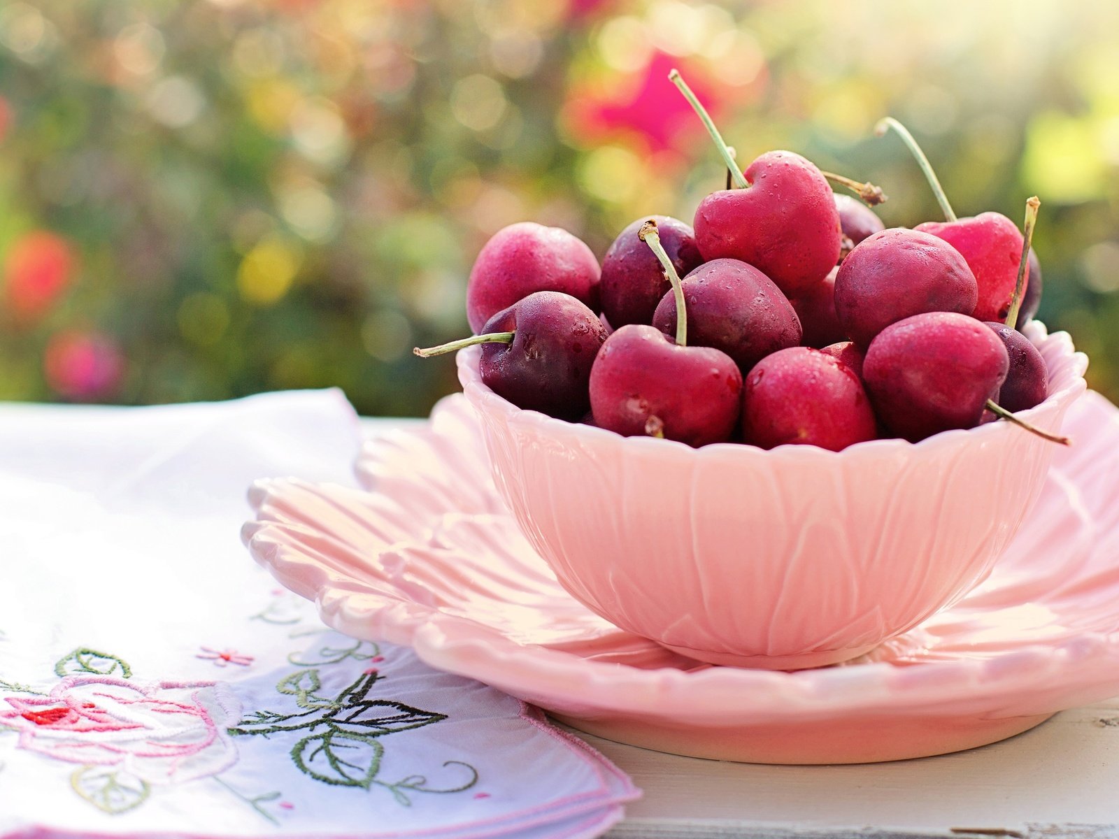 Обои стол, черешня, ягоды, вишня, салфетка, тарелка, пиала, table, cherry, berries, napkin, plate, bowl разрешение 3840x2160 Загрузить