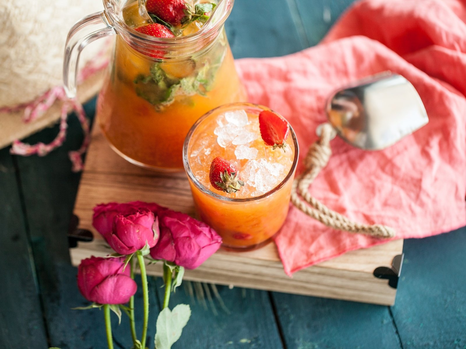 Обои цветы, напиток, розы, клубника, лёд, ягоды, сок, лимонад, flowers, drink, roses, strawberry, ice, berries, juice, lemonade разрешение 2048x1365 Загрузить