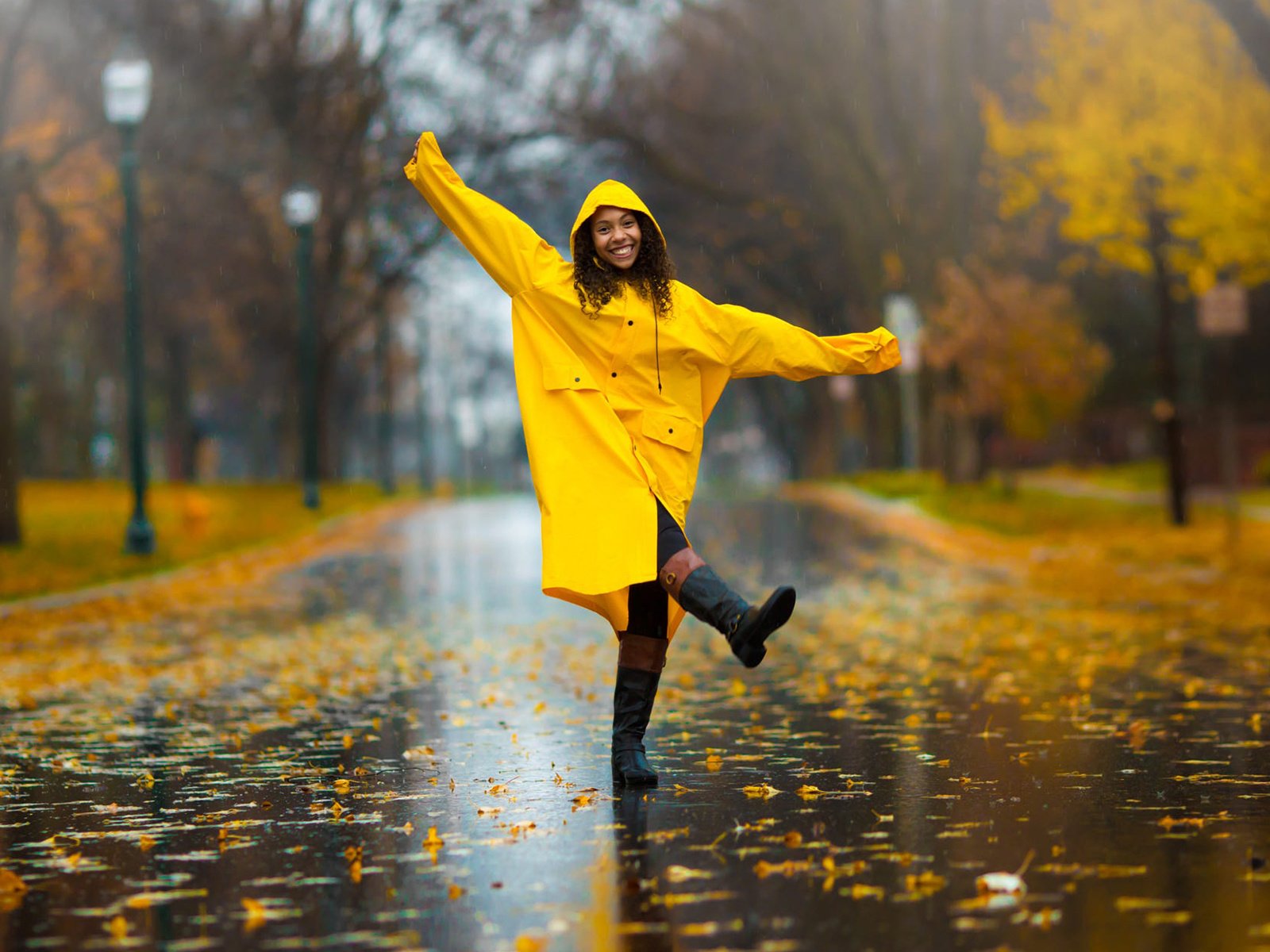 Обои девушка, настроение, парк, осень, радость, дождь, прогулка, girl, mood, park, autumn, joy, rain, walk разрешение 1920x1200 Загрузить