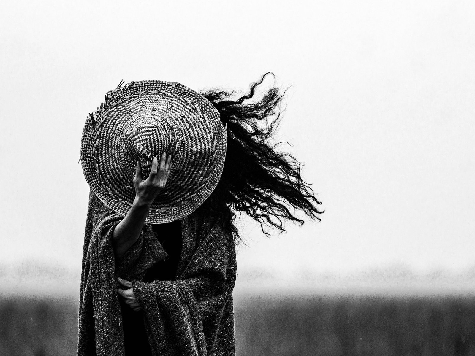 Обои девушка, волосы, ветер, шляпа, girl, hair, the wind, hat разрешение 2500x1664 Загрузить