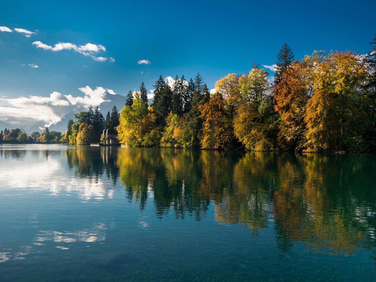 Обои озеро, природа, лес, отражение, пейзаж, осень, samuel hess, lake, nature, forest, reflection, landscape, autumn разрешение 3840x2400 Загрузить