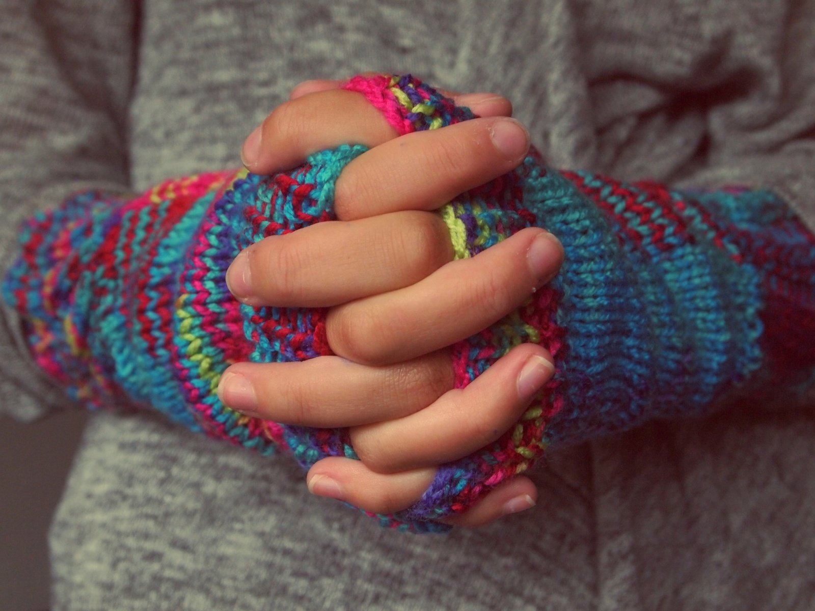 Обои узор, руки, пальцы, вязание, митенки, pattern, hands, fingers, knitting, mitts разрешение 4032x2688 Загрузить