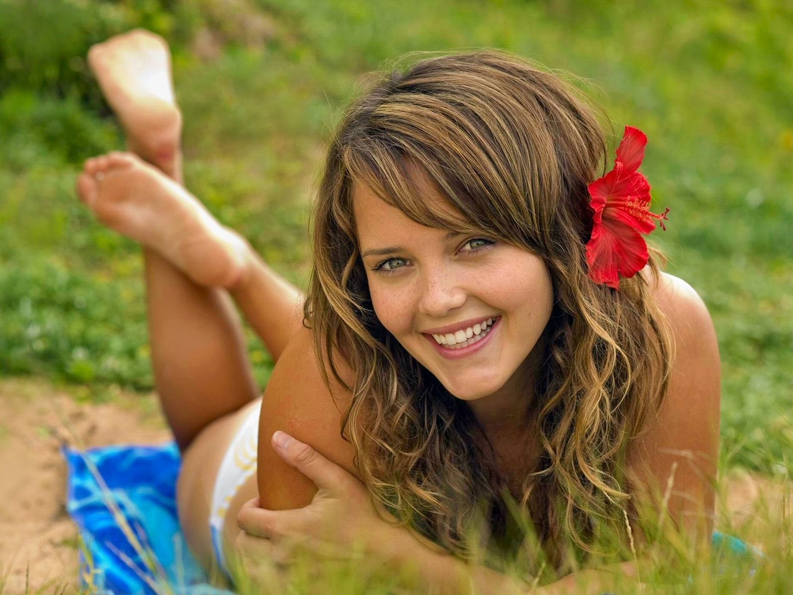 Обои девушка, фон, взгляд, волосы, актриса, фигура, красотка, rebecca breeds, girl, background, look, hair, actress, figure, beauty разрешение 1920x1200 Загрузить