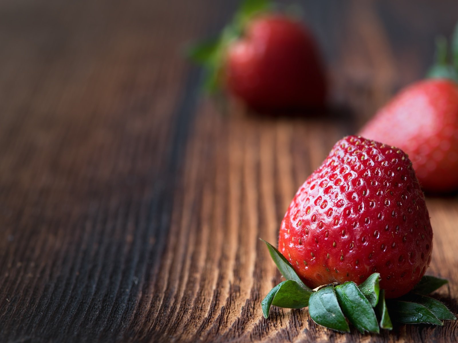 Обои фон, клубника, доски, ягоды, деревянная поверхность, background, strawberry, board, berries, wooden surface разрешение 6016x3384 Загрузить