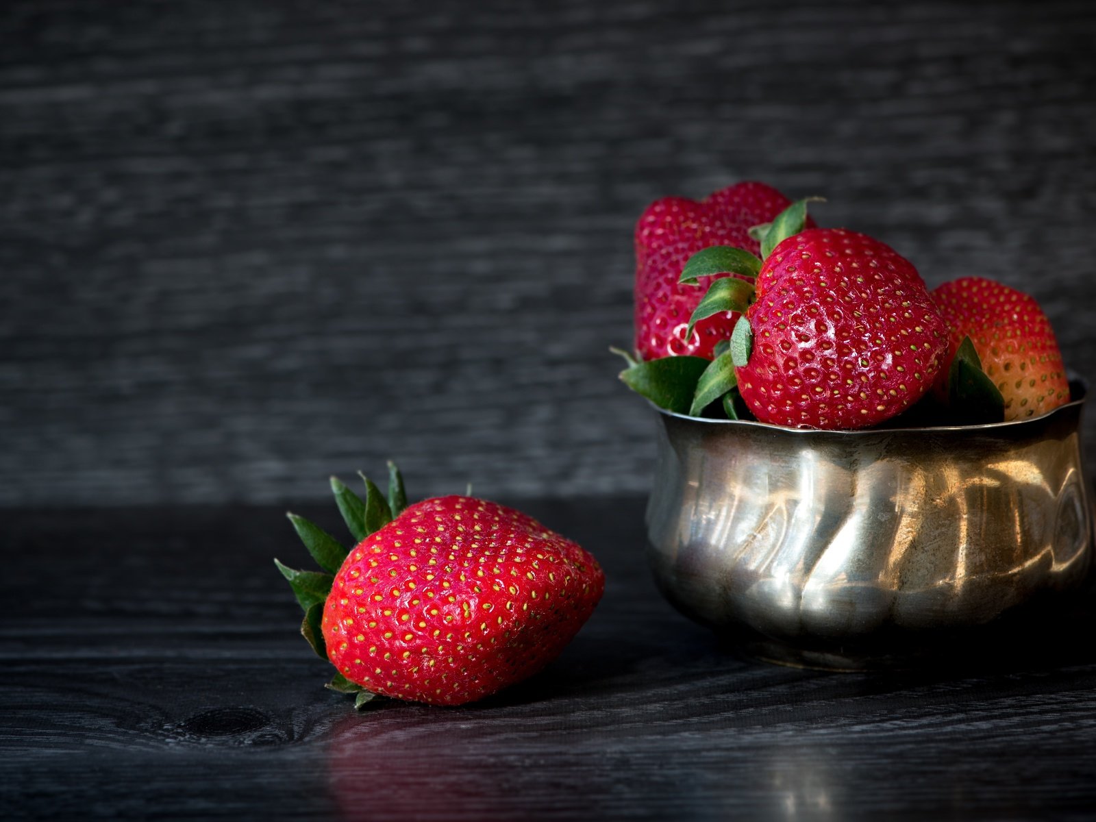 Обои металл, клубника, доски, темный фон, ягоды, миска, metal, strawberry, board, the dark background, berries, bowl разрешение 6016x3384 Загрузить