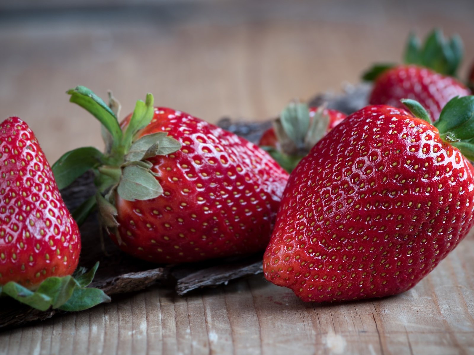 Обои макро, клубника, стол, ягоды, деревянная поверхность, macro, strawberry, table, berries, wooden surface разрешение 4000x2250 Загрузить