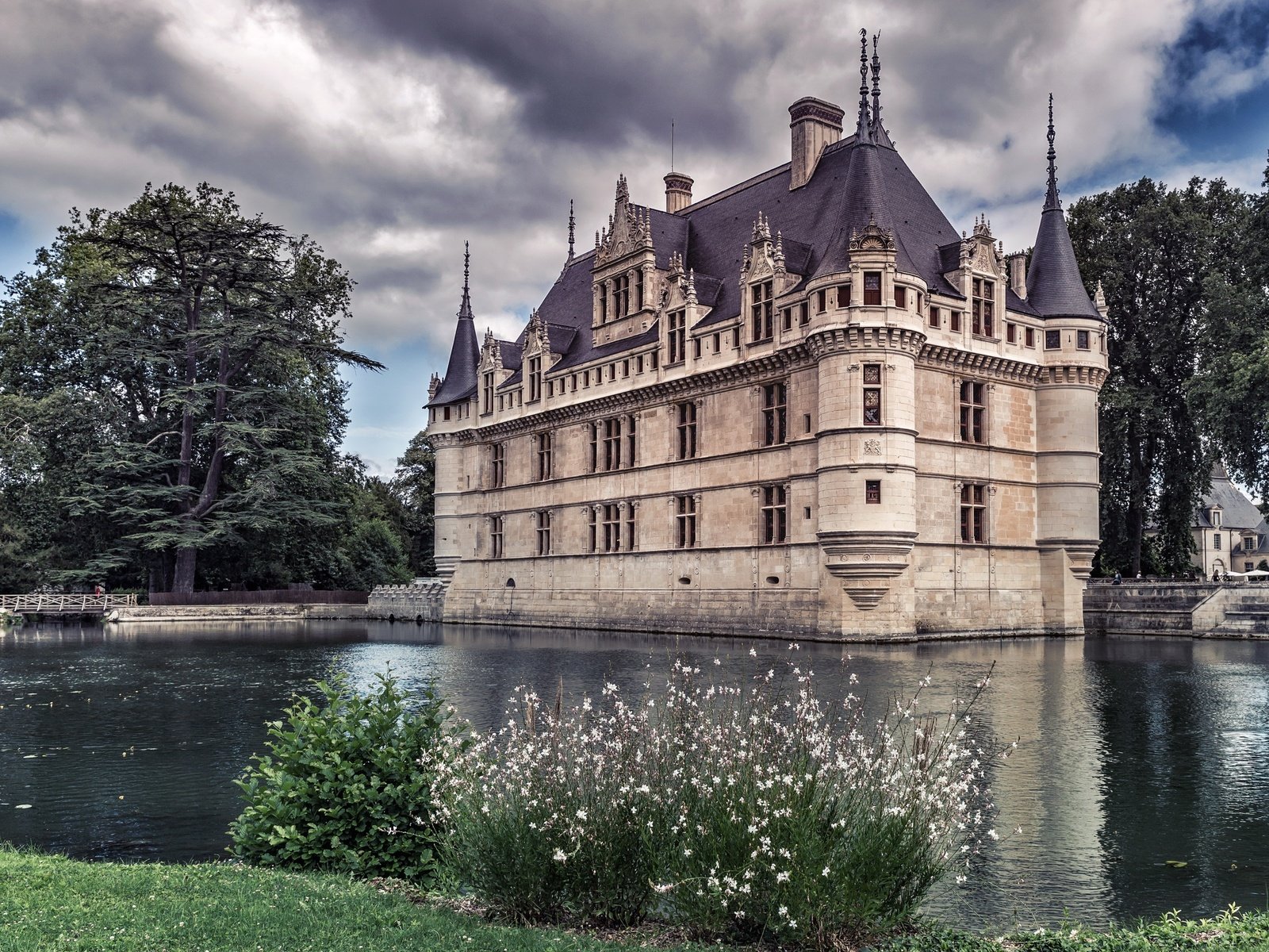 Обои небо, облака, деревья, река, замок, франция, encore azay, the sky, clouds, trees, river, castle, france разрешение 2560x1707 Загрузить