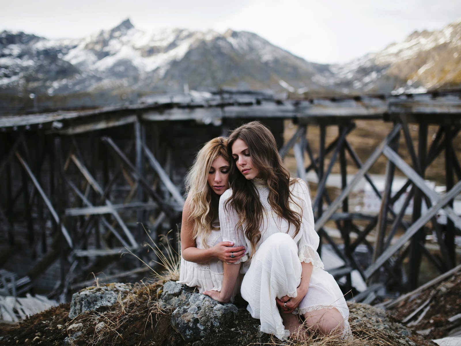 Обои природа, девушки, камень, белое платье, подруги, сидя, nature, girls, stone, white dress, friend, sitting разрешение 2048x1365 Загрузить