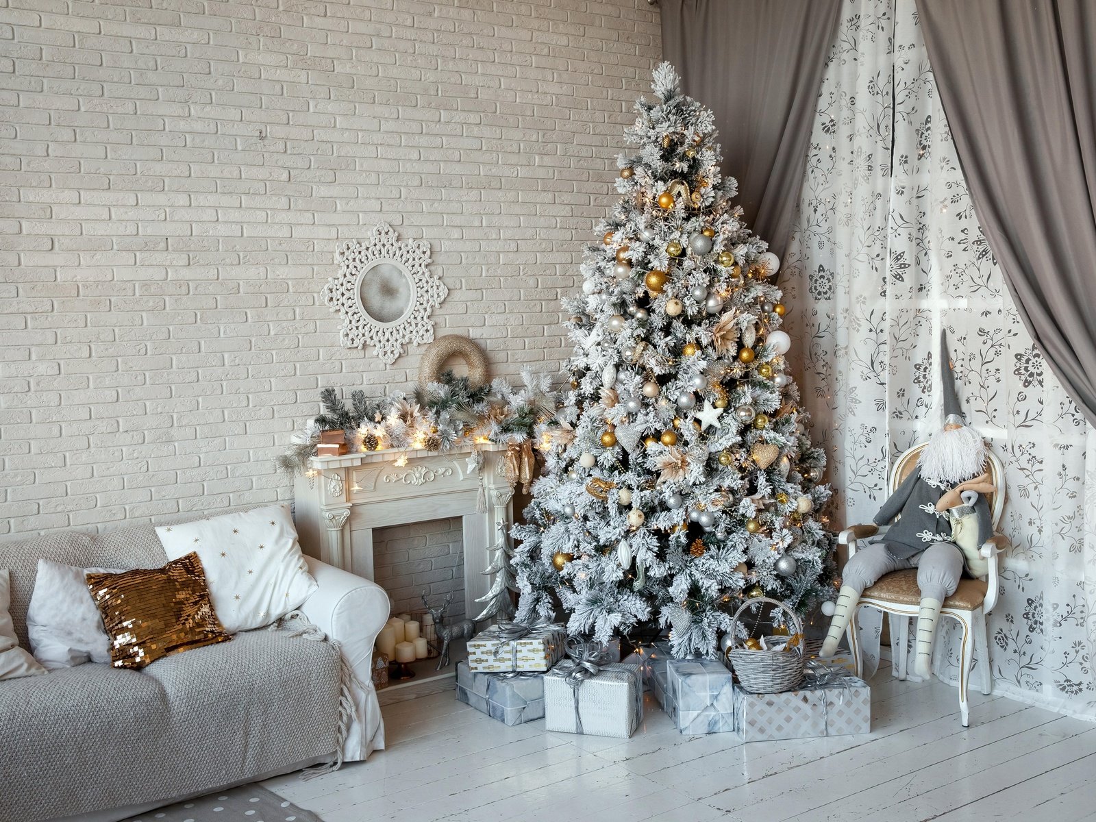 Обои новый год, рождество, елка, диван, интерьер, гном, шторы, стена, подарки, игрушки, камин, new year, christmas, tree, sofa, interior, dwarf, curtains, wall, gifts, toys, fireplace разрешение 4500x3000 Загрузить