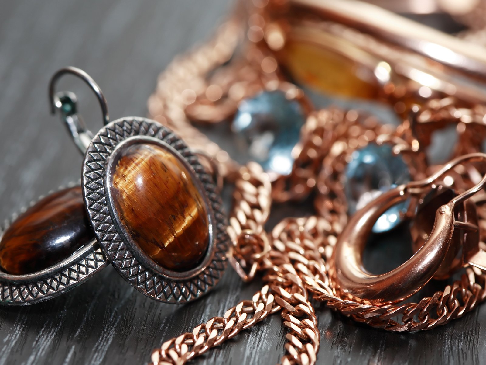 Обои украшения, браслет, золото, сёрьги, цепочки, decoration, bracelet, gold, earrings, chain разрешение 3840x2400 Загрузить