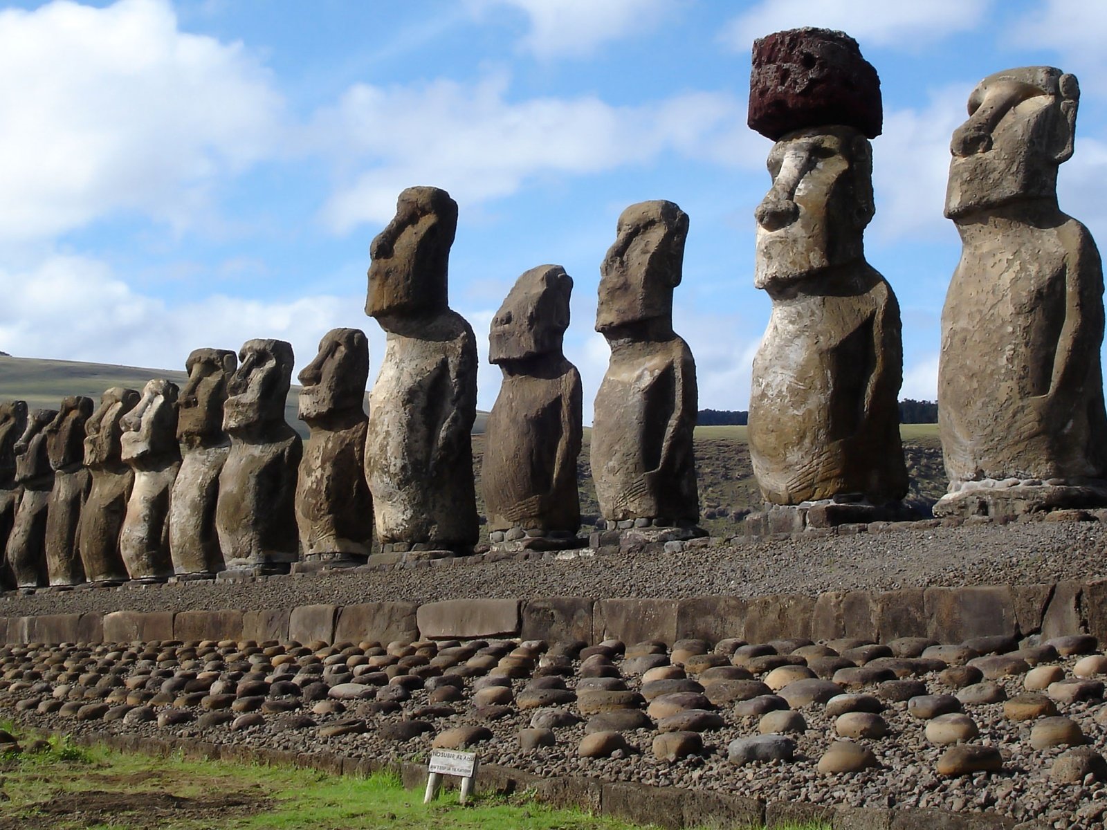 Обои остров пасхи, чили, истуканы, рапа-нуи, статуи моаи, easter island, chile, idols, rapa nui, the moai statues разрешение 2560x1400 Загрузить