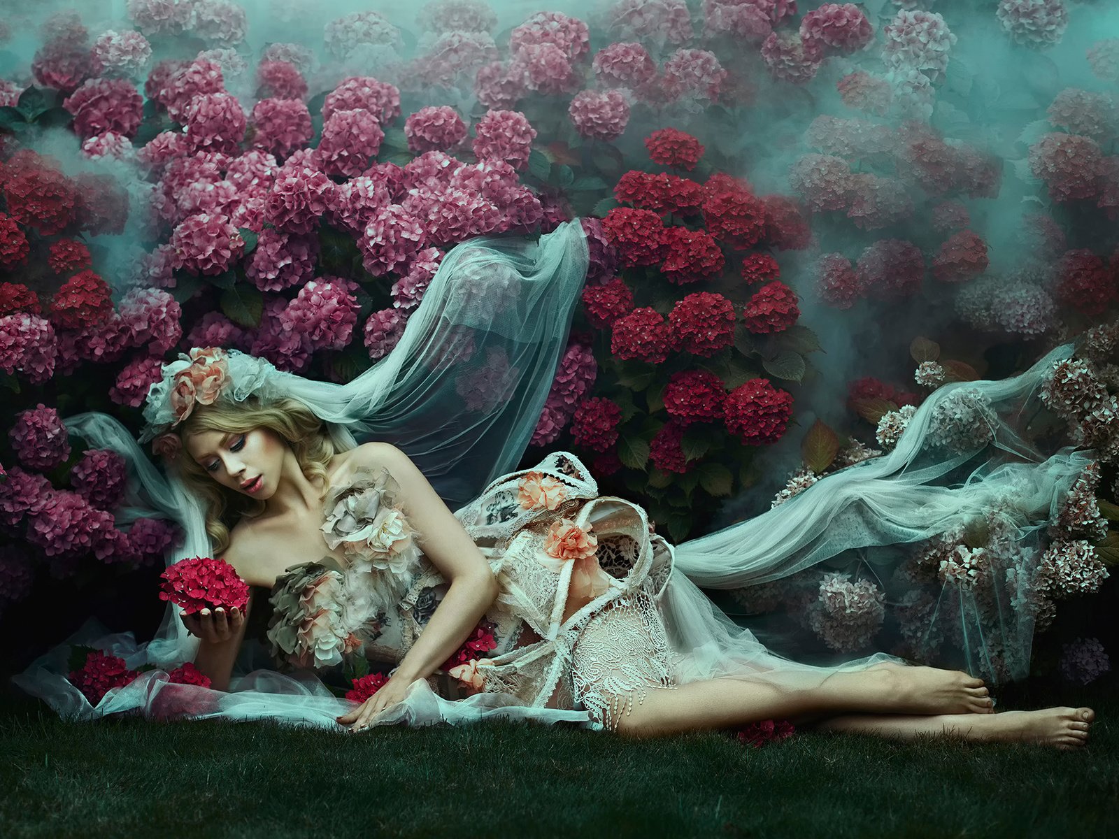 Обои цветы, bella kotak, девушка, платье, поза, туман, фэнтези, модель, фата, flowers, girl, dress, pose, fog, fantasy, model, veil разрешение 2048x1365 Загрузить