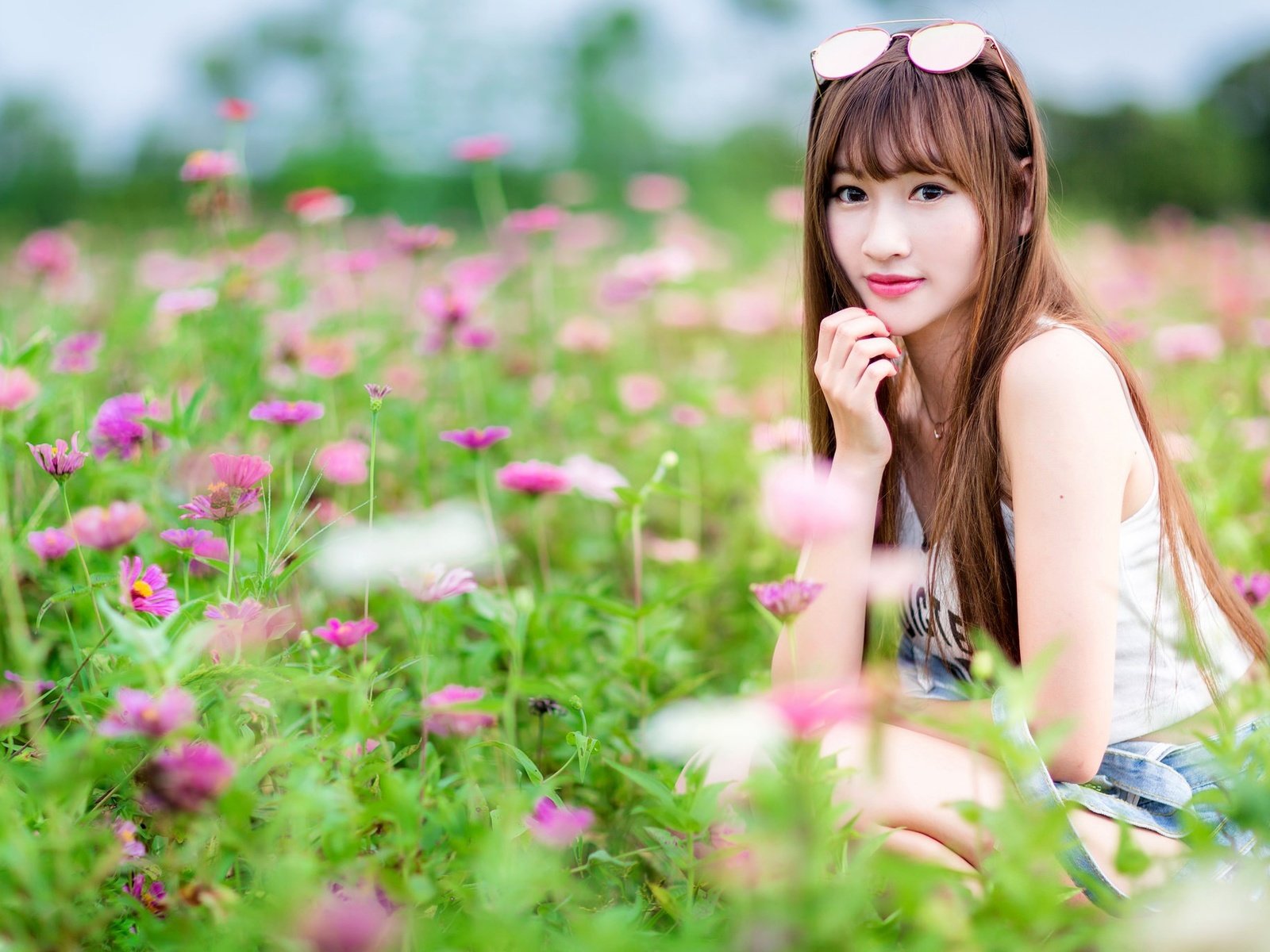 Обои цветы, девушка, поле, взгляд, волосы, азиатка, боке, flowers, girl, field, look, hair, asian, bokeh разрешение 2048x1365 Загрузить