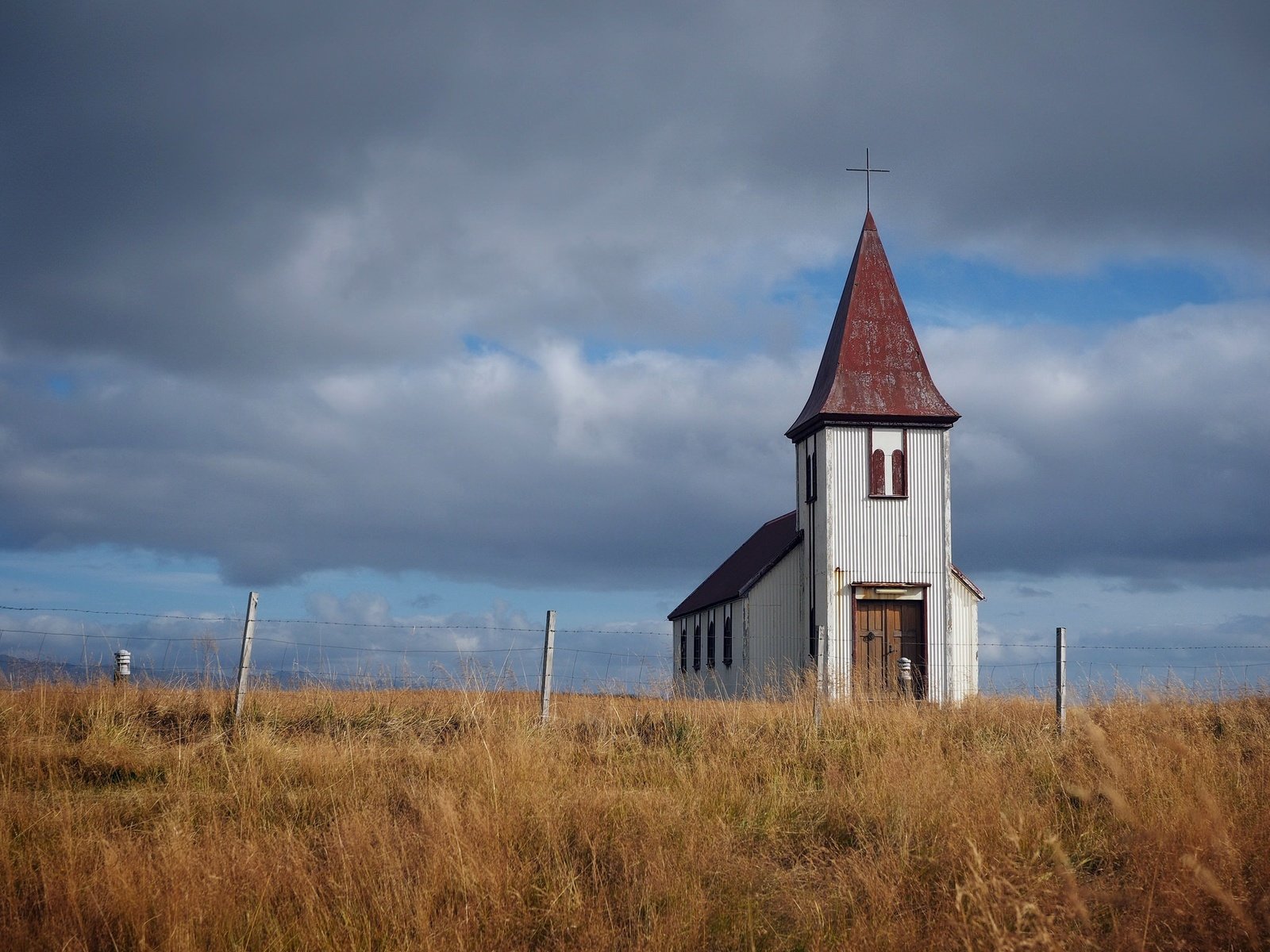 Обои небо, трава, облака, храм, поле, забор, the sky, grass, clouds, temple, field, the fence разрешение 2048x1536 Загрузить