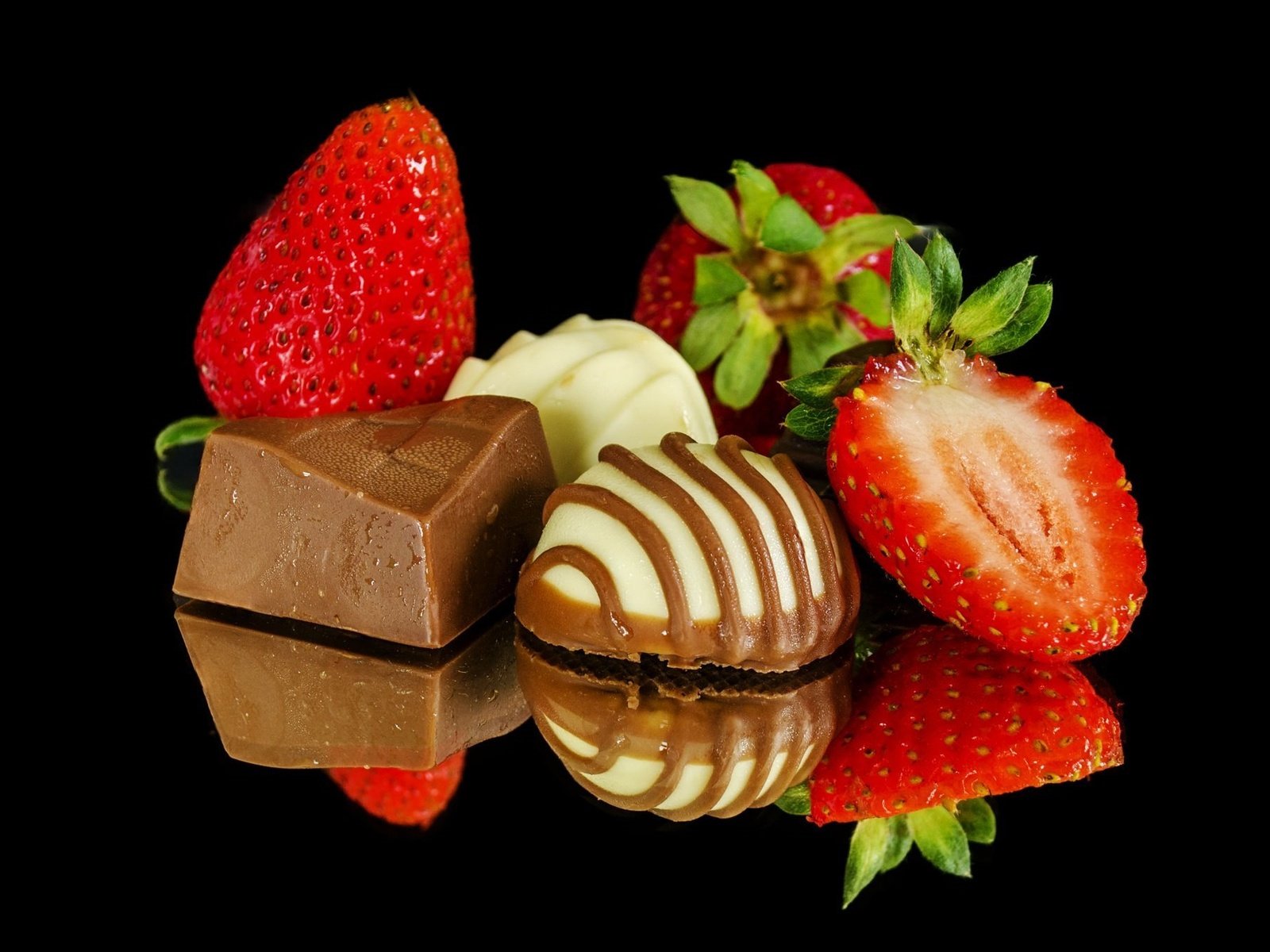 Обои отражение, клубника, конфеты, черный фон, ягоды, шоколад, десерт, reflection, strawberry, candy, black background, berries, chocolate, dessert разрешение 2048x1356 Загрузить