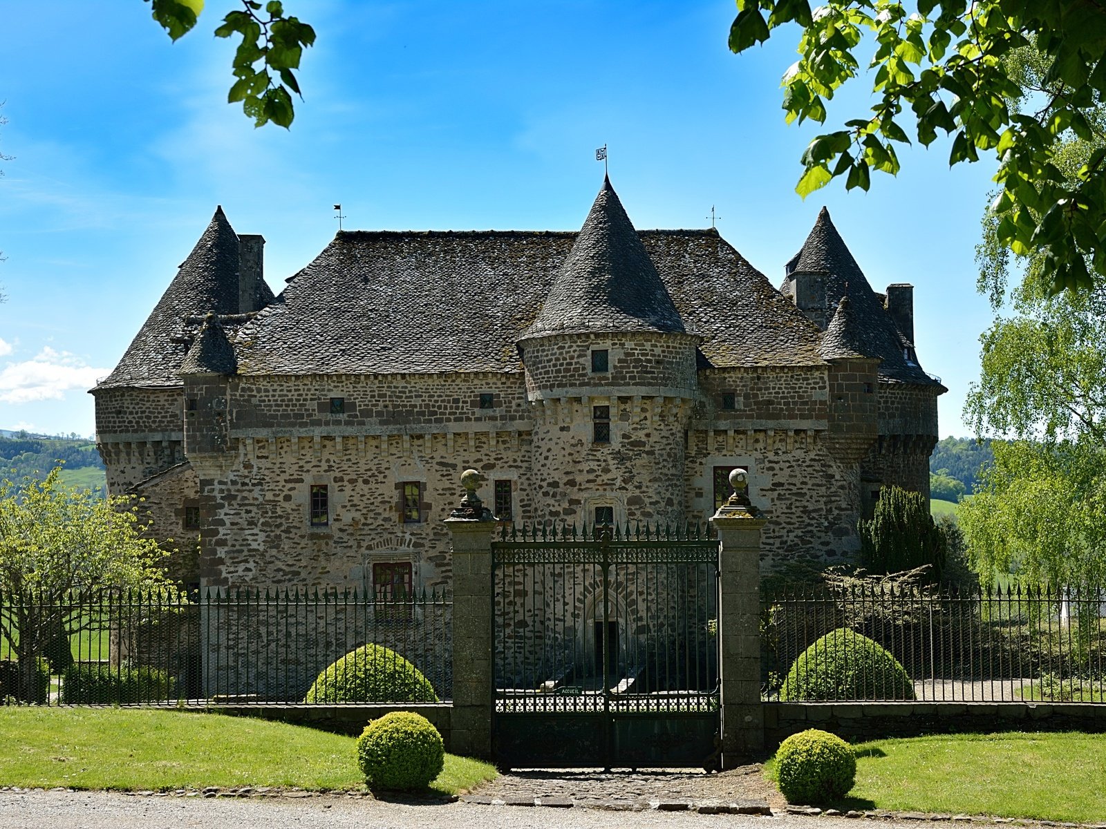 Обои небо, забор, трава, франция, деревья, auzers castle, солнце, зелень, кусты, лето, замок, the sky, the fence, grass, france, trees, the sun, greens, the bushes, summer, castle разрешение 3543x2362 Загрузить