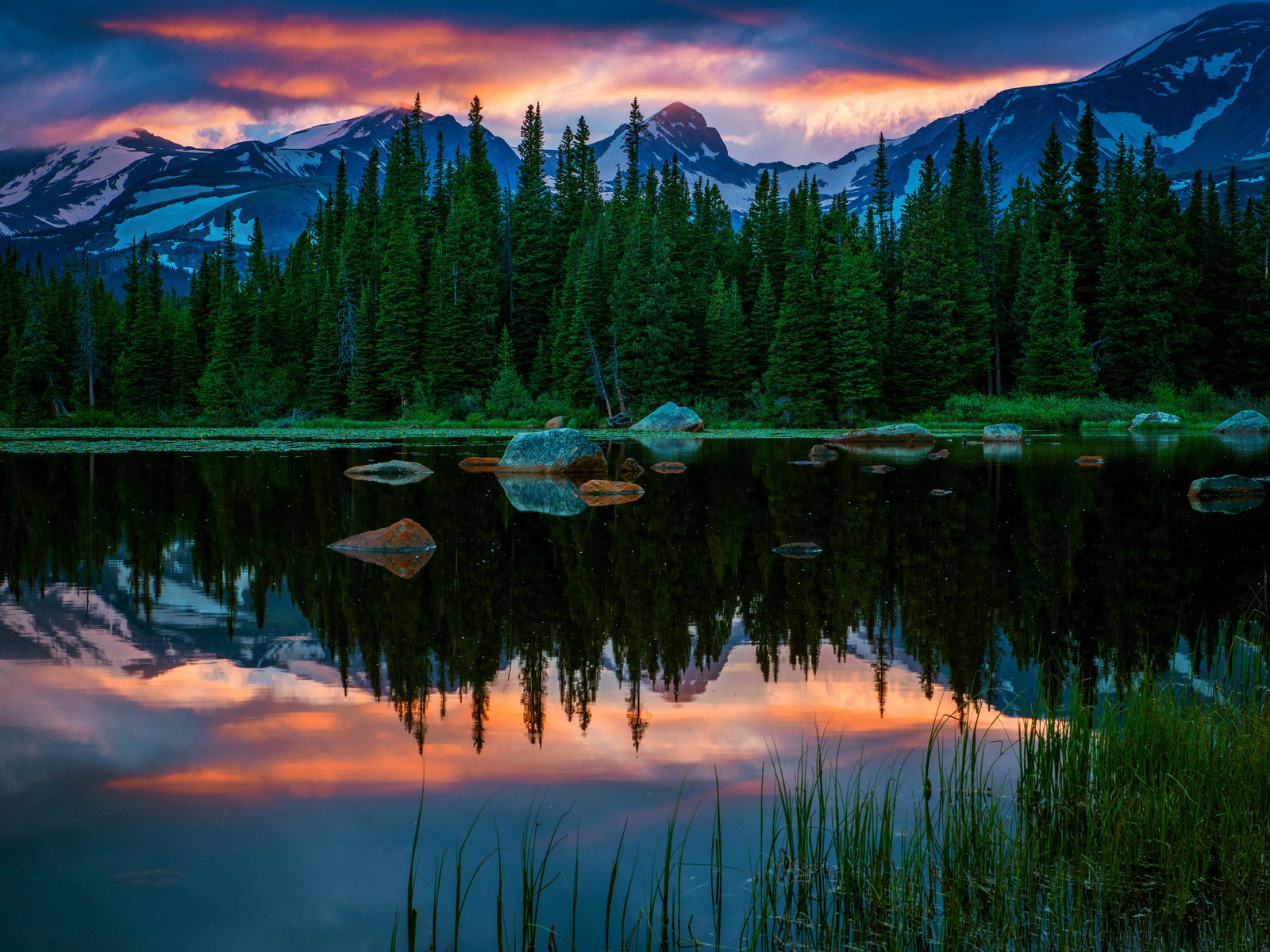 Обои деревья, колорадо, озеро, скалы, природа, лес, закат, отражение, гора, trees, colorado, lake, rocks, nature, forest, sunset, reflection, mountain разрешение 2048x1459 Загрузить