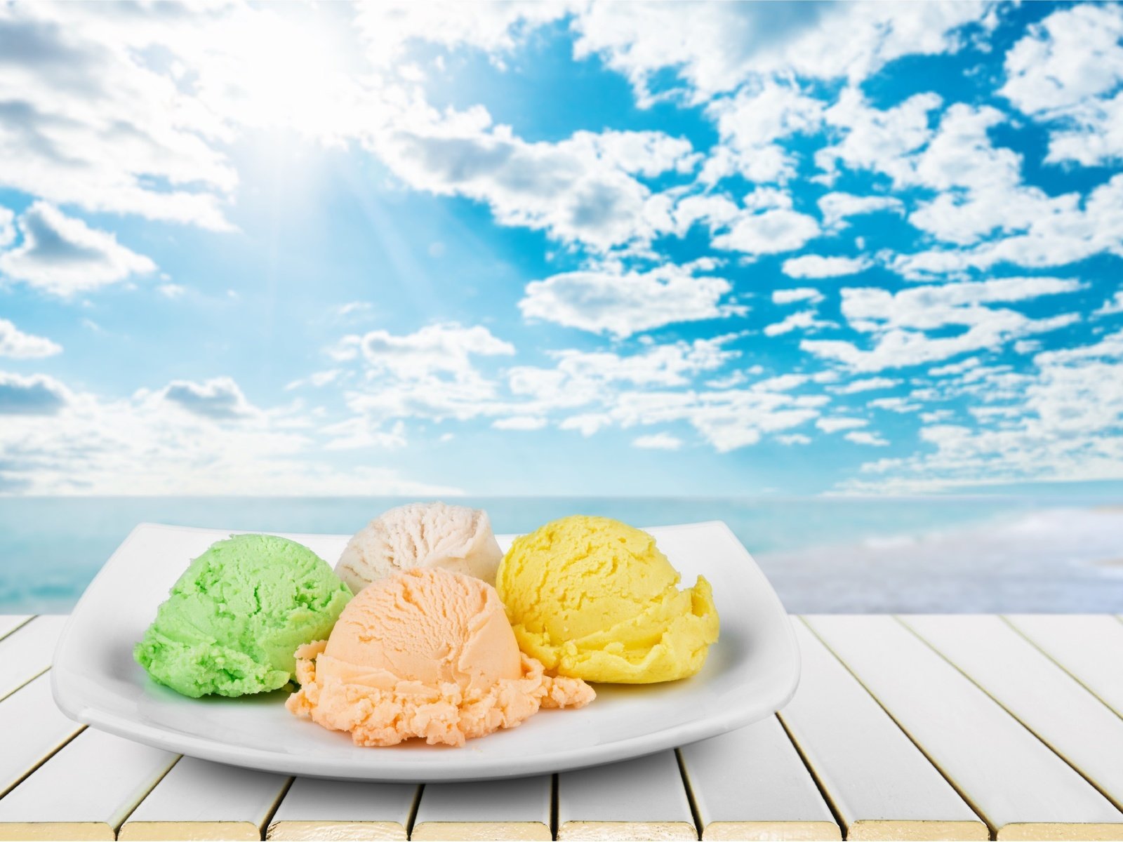 Обои небо, облака, мороженое, шарики, десерт, деревянная поверхность, the sky, clouds, ice cream, balls, dessert, wooden surface разрешение 2592x1920 Загрузить