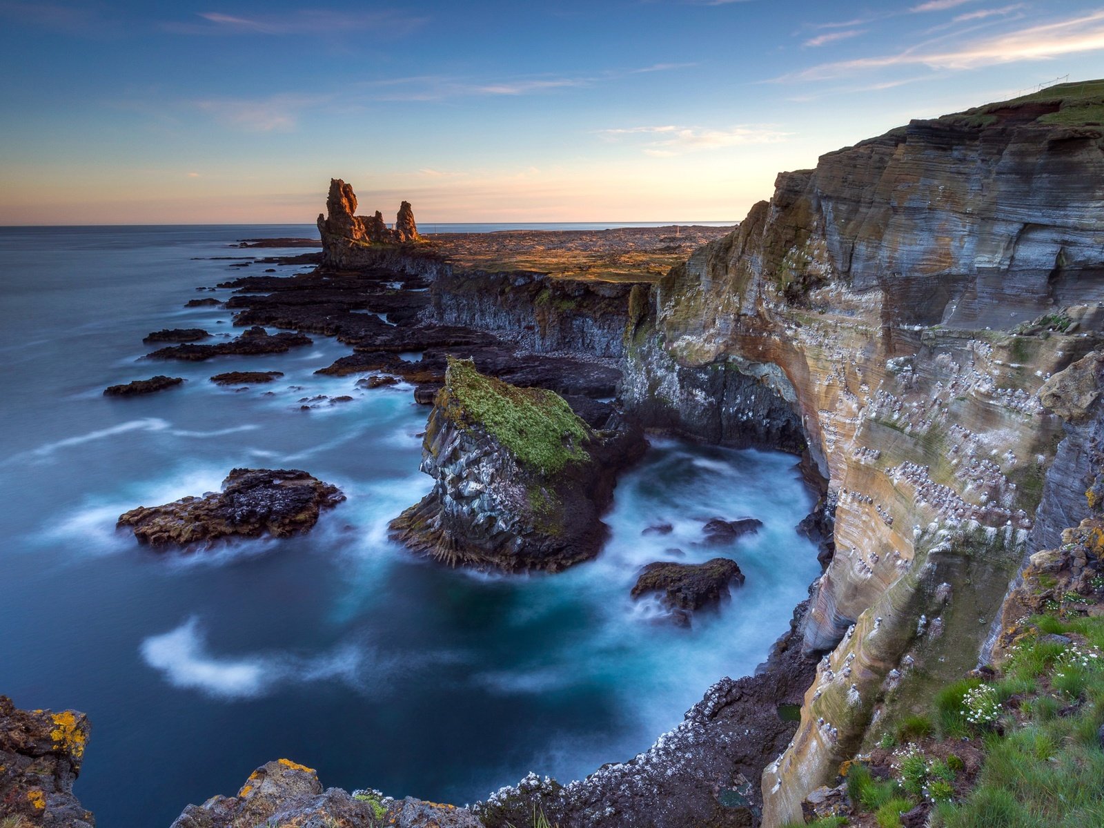 Обои небо, basalt cliffs, скалы, берег, море, побережье, обрыв, исландия, nagarajan kanna, лондрангар, landranger, the sky, rocks, shore, sea, coast, open, iceland разрешение 2048x1309 Загрузить