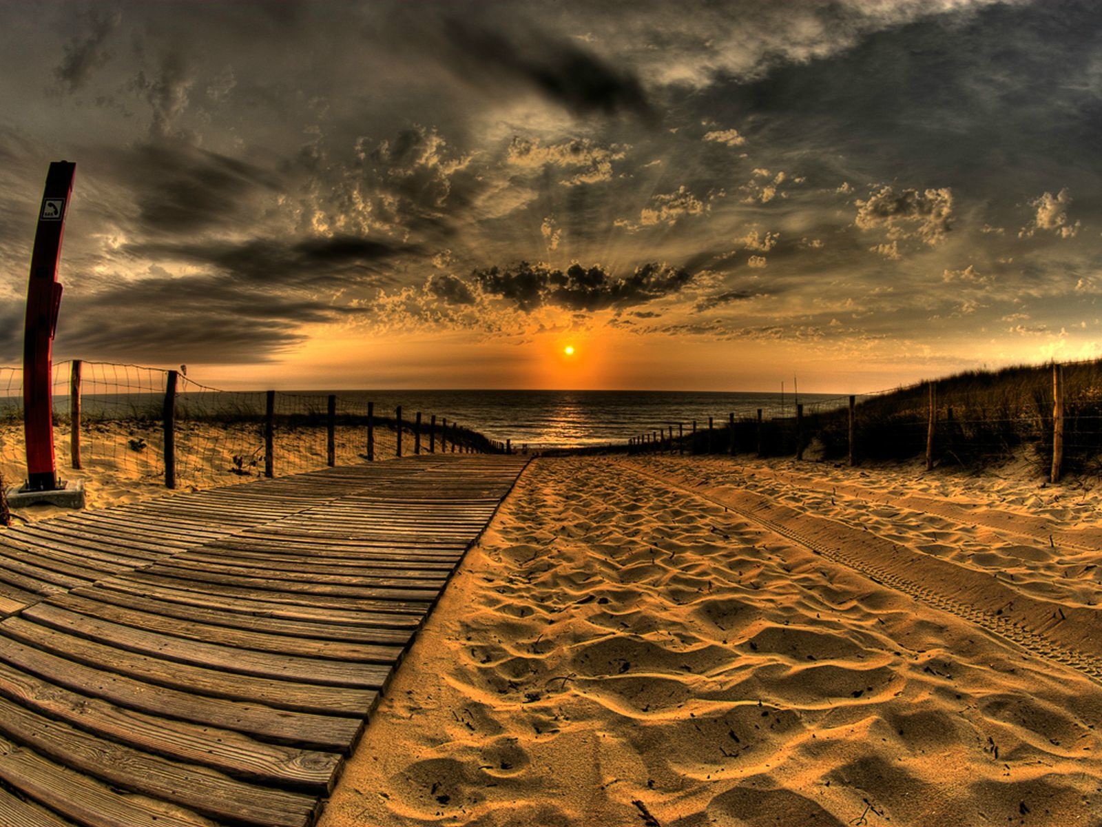 Обои облака, солнце, берег, песок, дорожка, пляж, clouds, the sun, shore, sand, track, beach разрешение 1920x1200 Загрузить